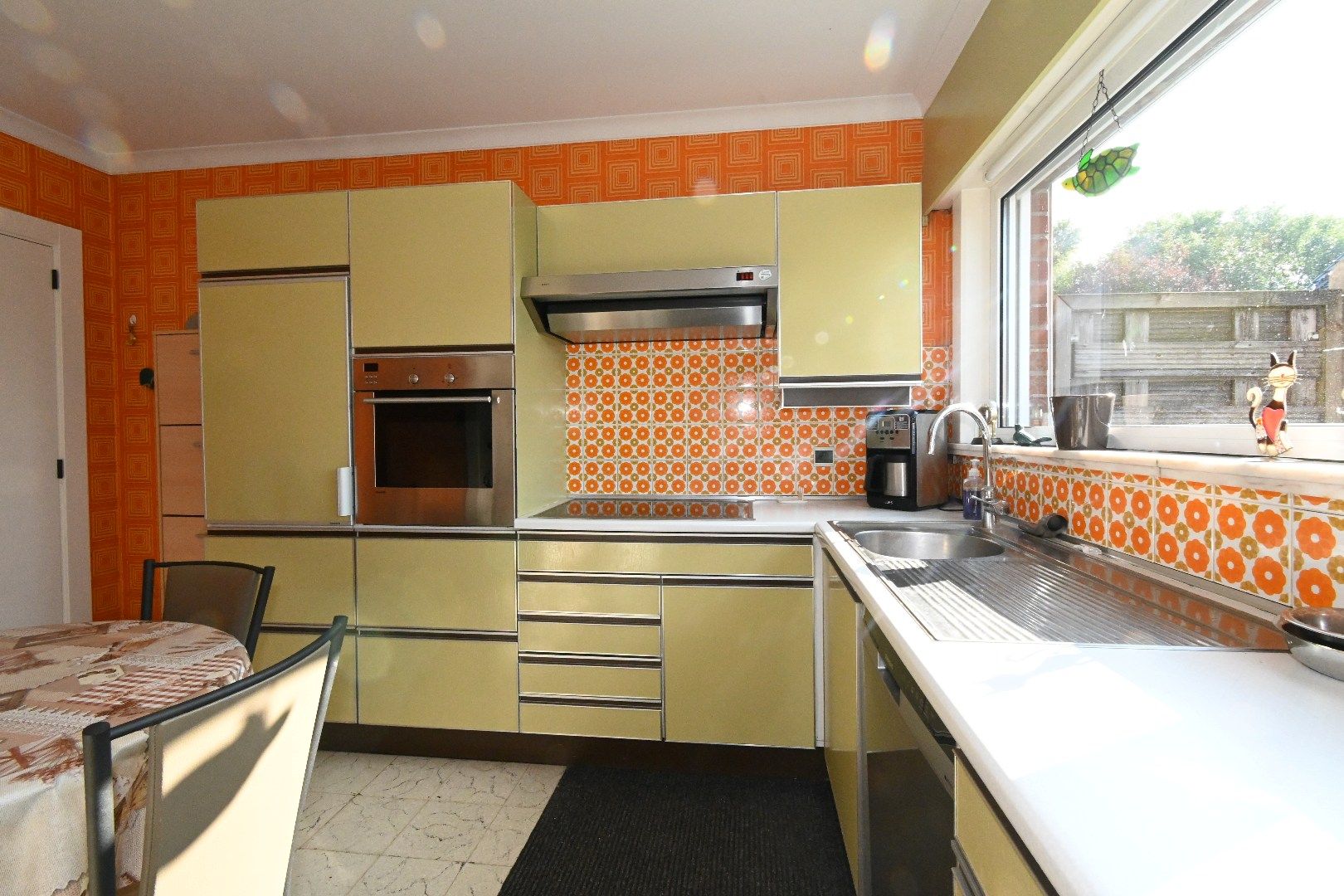 Alleenstaande woning met carport en tuin foto 10