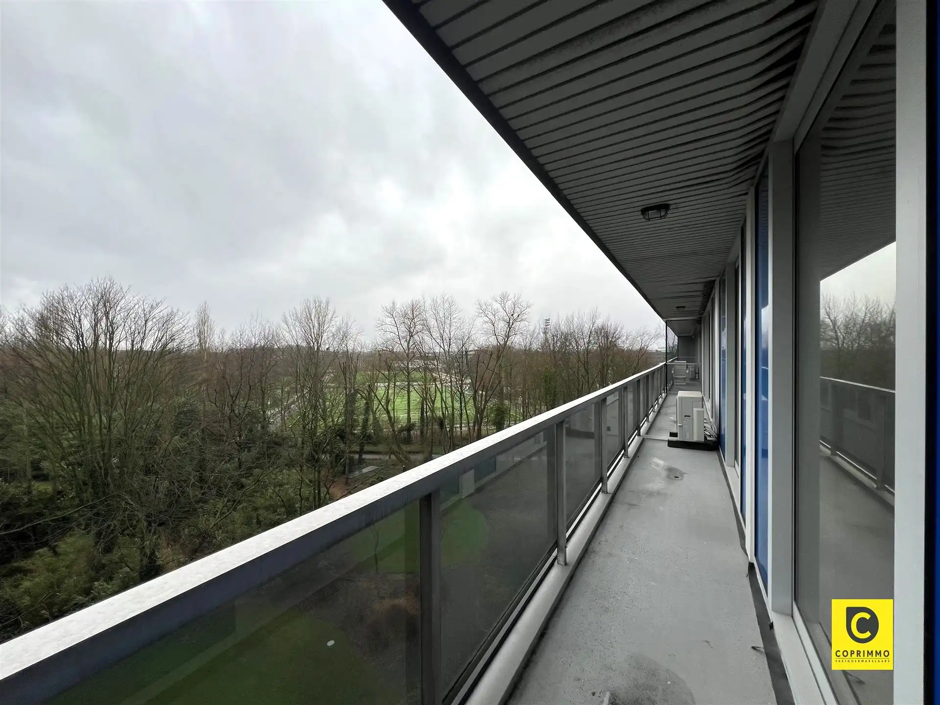 Volledig gerenoveerd 2-slk appartement met ruim terras en garagebox te Berchem! foto 4