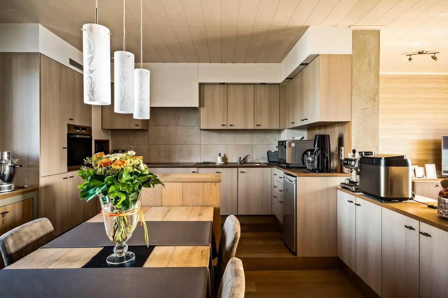 Woning met 2 slpkrs en bijgebouw met veel potentieel foto 5