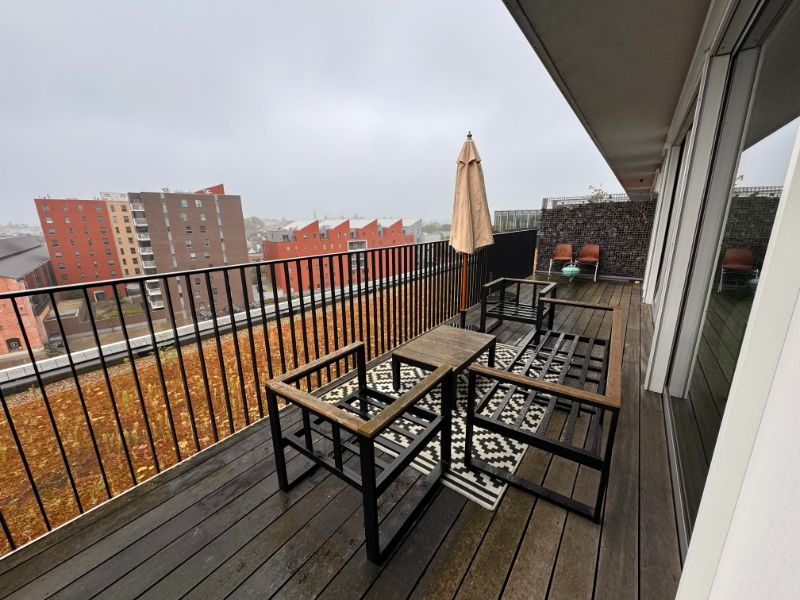 --- NIEUW --- Fantastiche penthouse met 1-slaapkamer, groot zonnegericht terras en autostaanplaats! foto 1