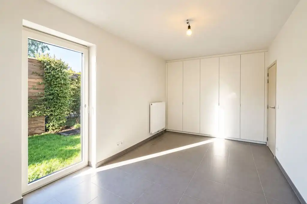 Zonnig gelijkvloersappartement met tuin en autostaanplaats in Zwijnaarde. foto 5