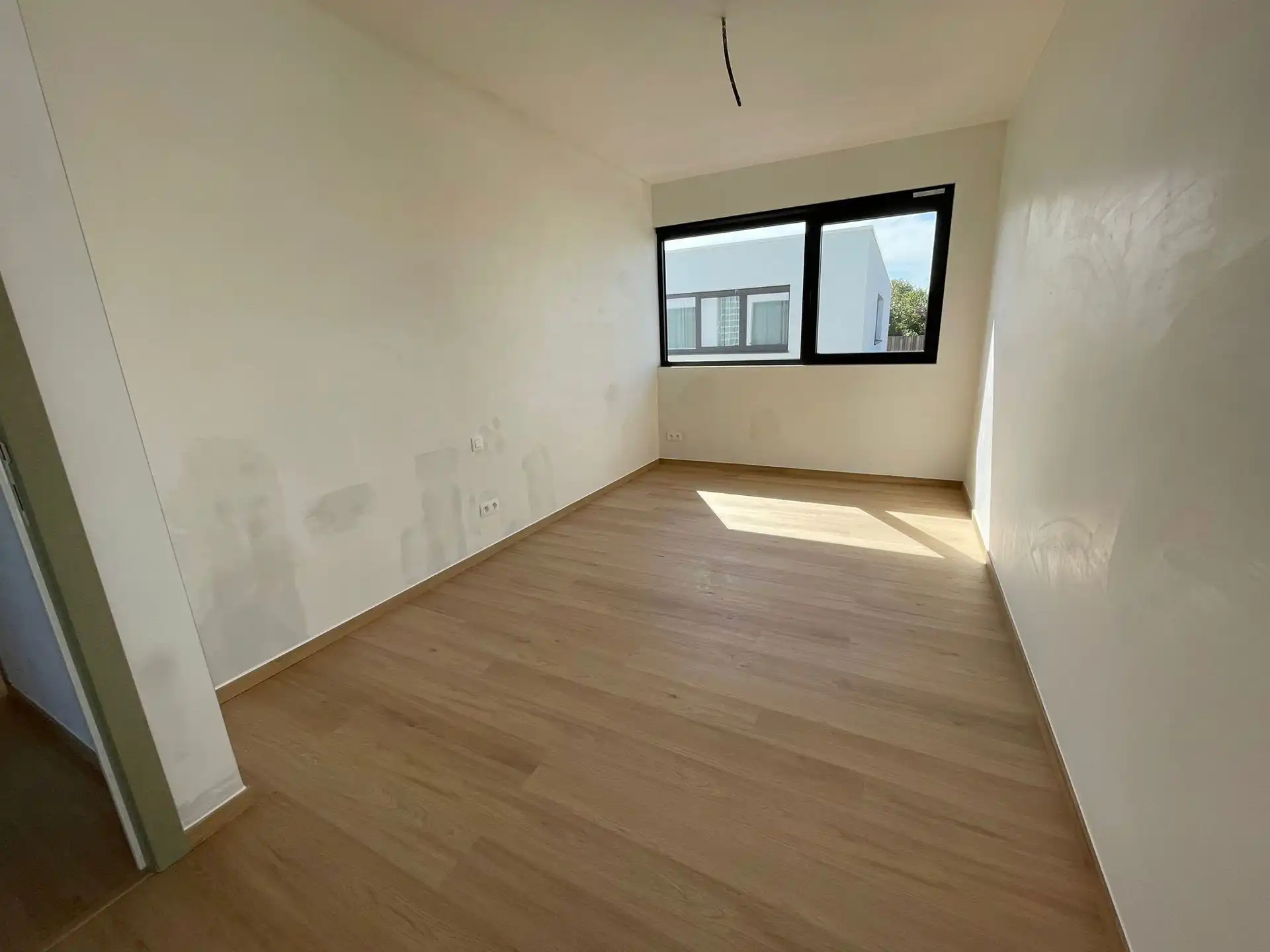 Nieuwbouwwoning met drie slaapkamers, tuin en terras foto 9