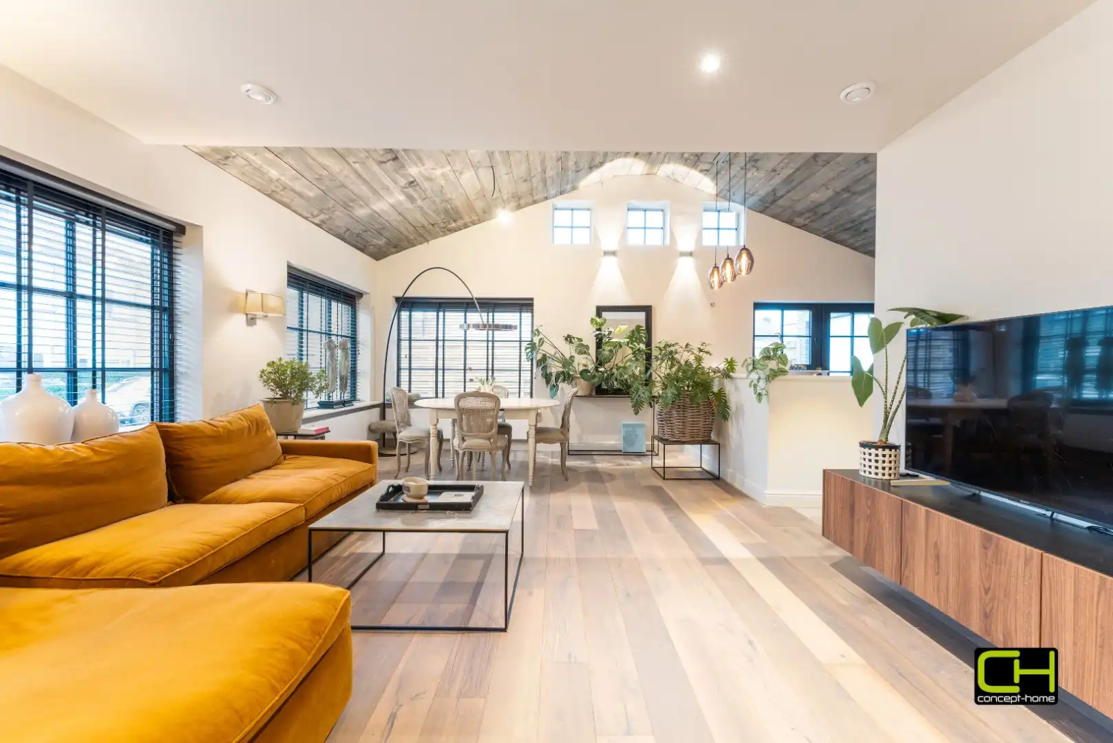 Volledig gerenoveerde woning in Vinderhoute te koop foto {{pictureIndex}}