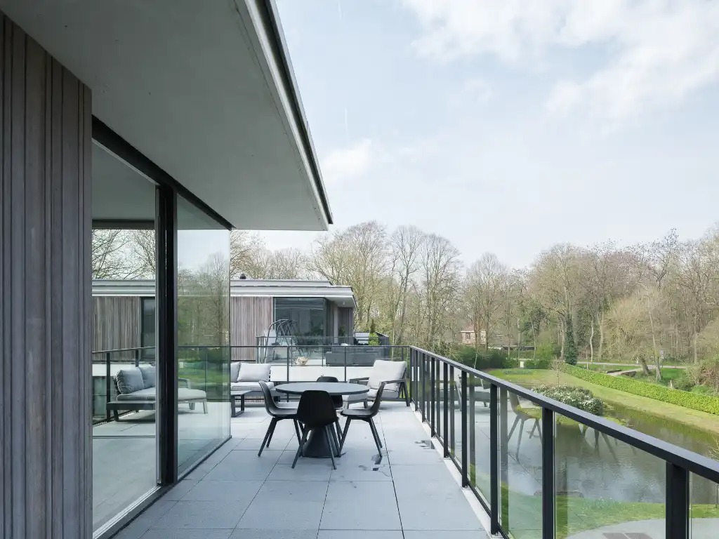 Lichtrijke penthouse met 3 slaapkamers, ruim zonneterras en twee overdekte staanplaatsen met groen uitzicht op fietsafstand van het centrum van Gent. foto 3