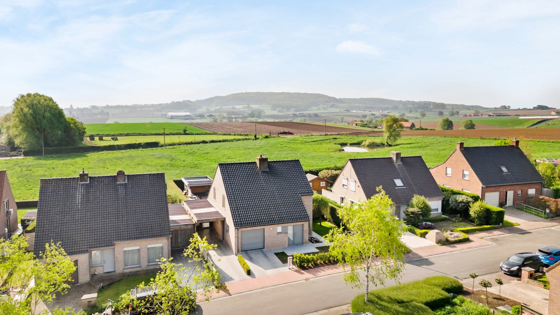Heuvelland (De Klijte), goed onderhouden villa met zicht op de Kemmelberg. foto 1