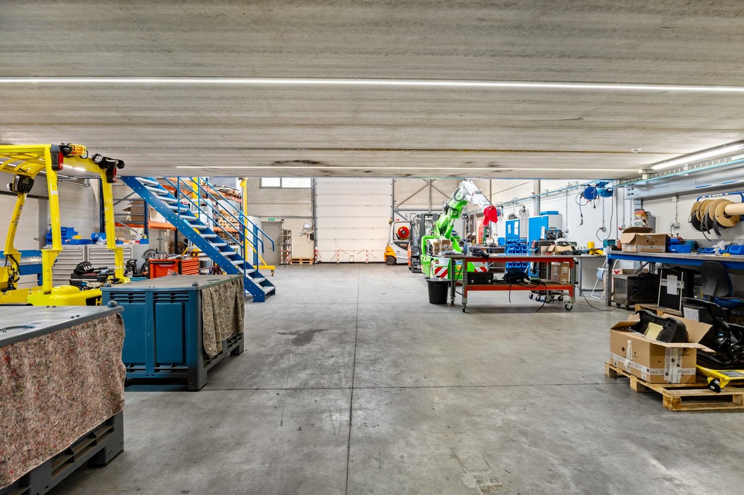 Functioneel magazijn met kantoorruimte en parkeergelegenheid op toplocatie! foto 4