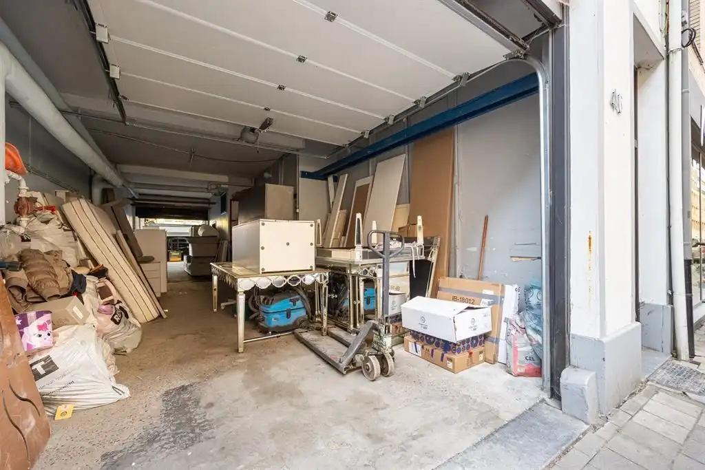 Magazijn pal in de stad met grote woonst foto 2