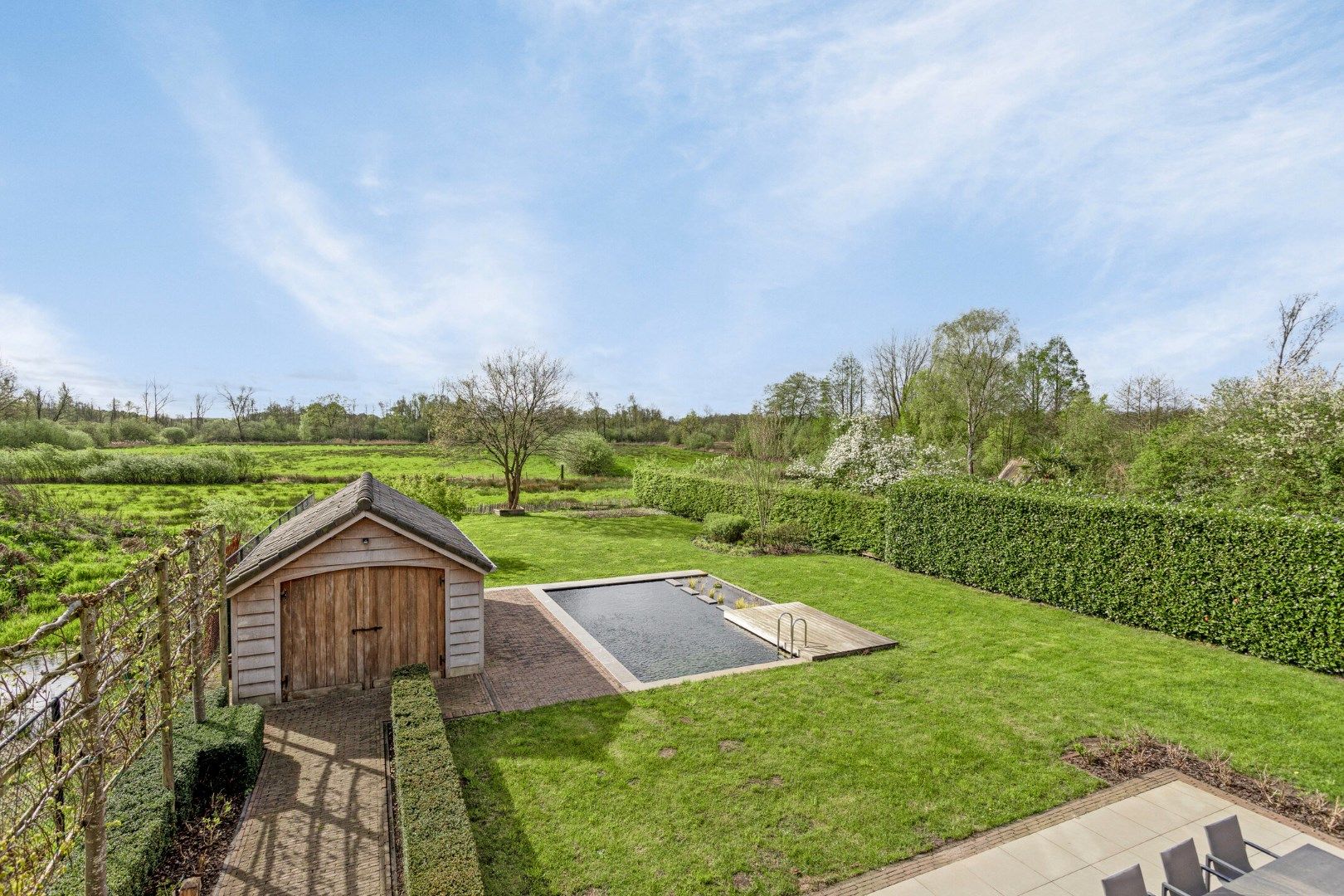 Ruim ingedeelde kwalitatieve villa op 12 are met adembenemd zicht op achterliggend groen. foto 2