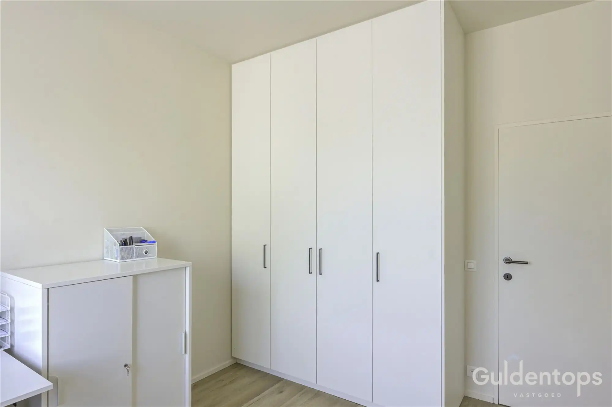 Knap vernieuwd 2 slaapkamerappartement op topligging foto 16