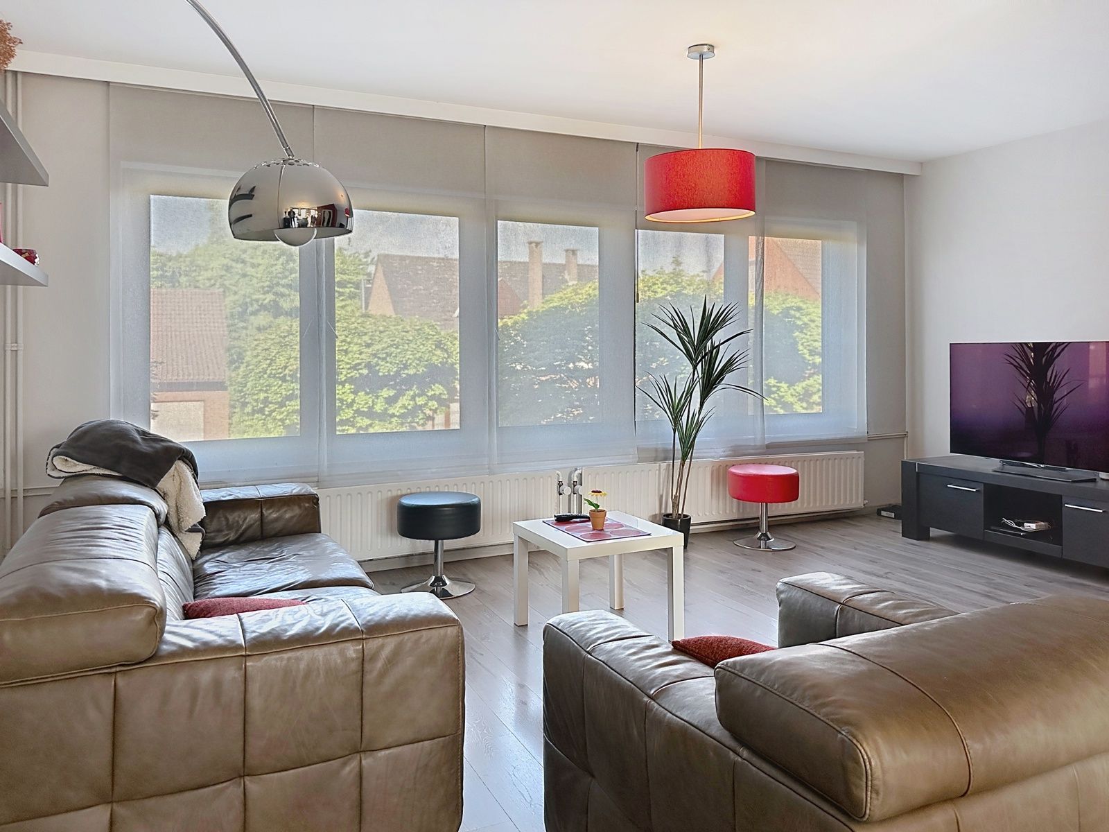 Centraal gelegen beletage met uitbouw en terras aan leefruimte foto 3