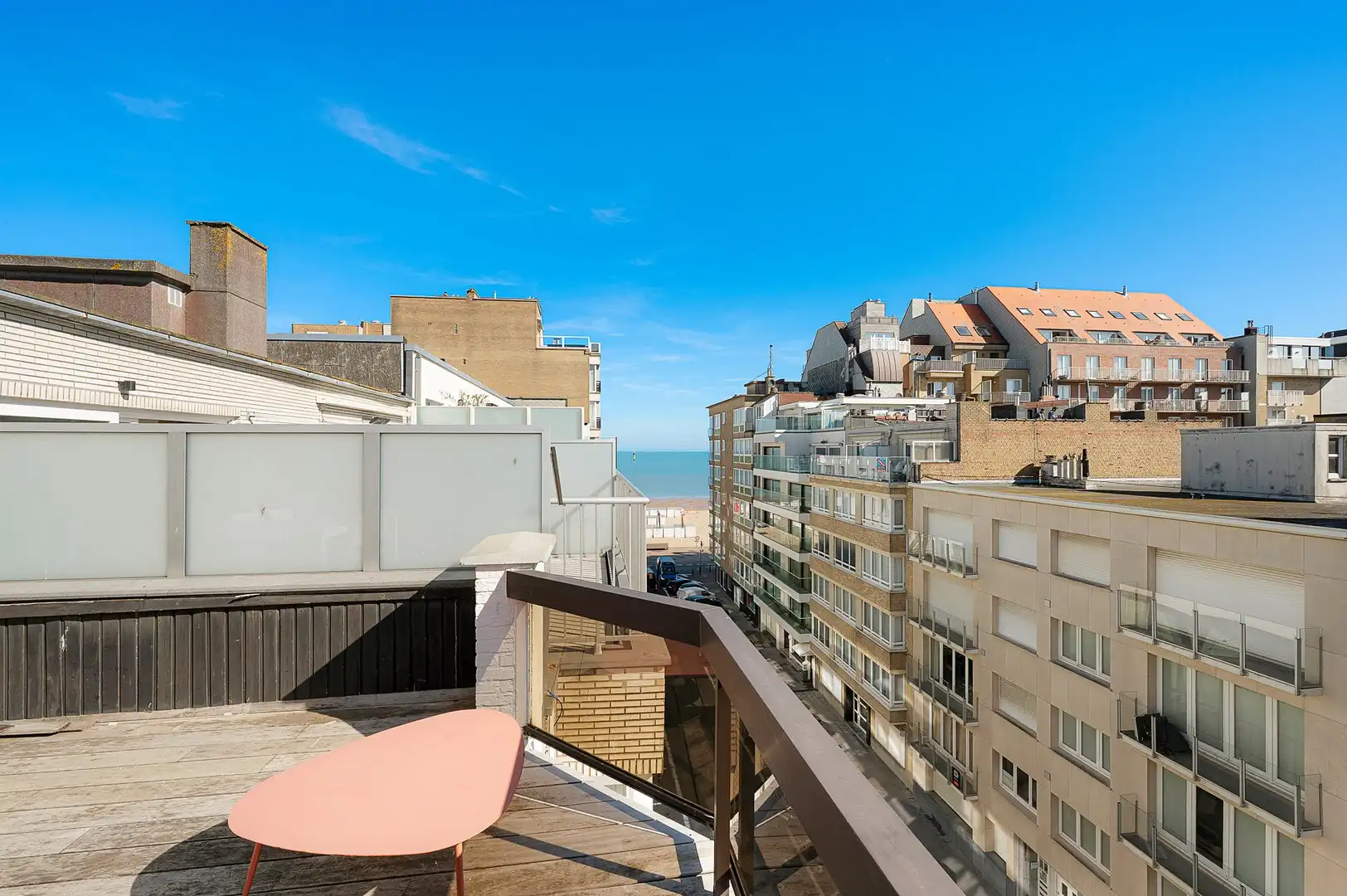Appartement met schitterend zonneterras en zijdelings zeezicht vlakbij het Driehoeksplein in het Zoute. foto 3