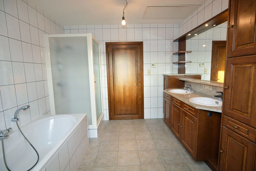 Vrijstaande woning met 4 slpks. en 2 bdks. op een perceel van 12a38ca. foto 32