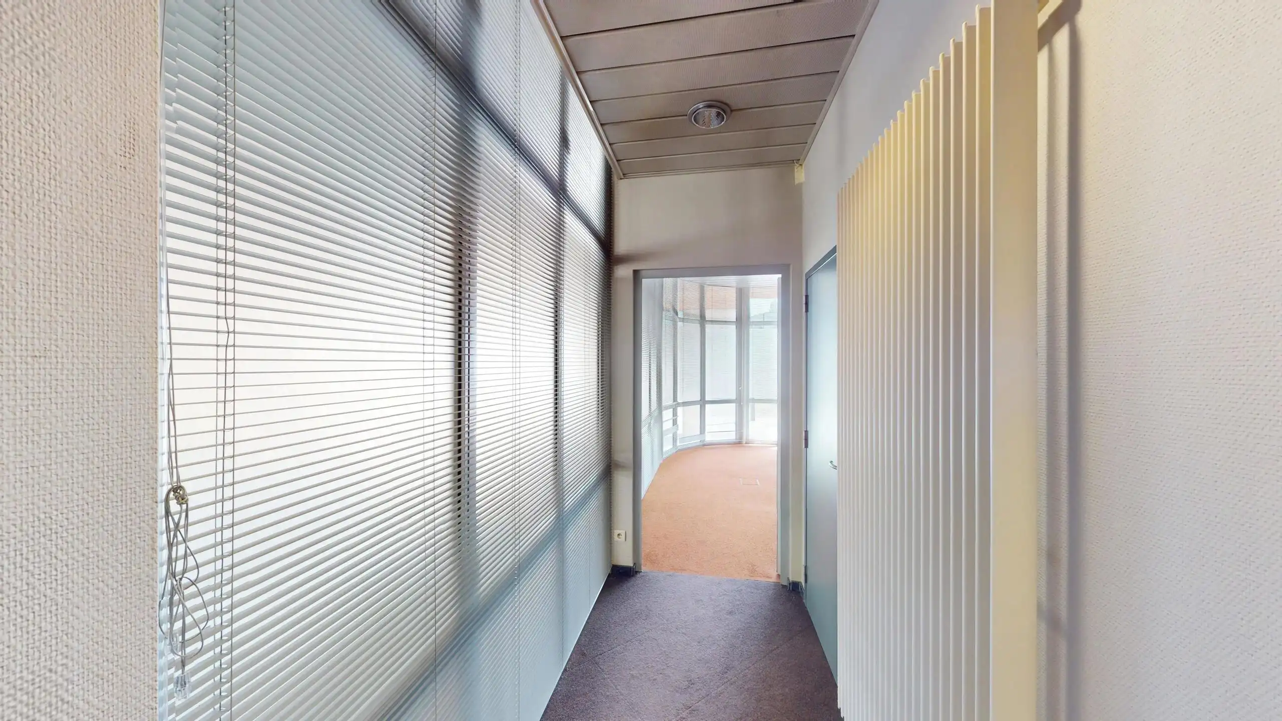 Zeer ruim kantoor op commerciële locatie in centrum Beringen foto 21