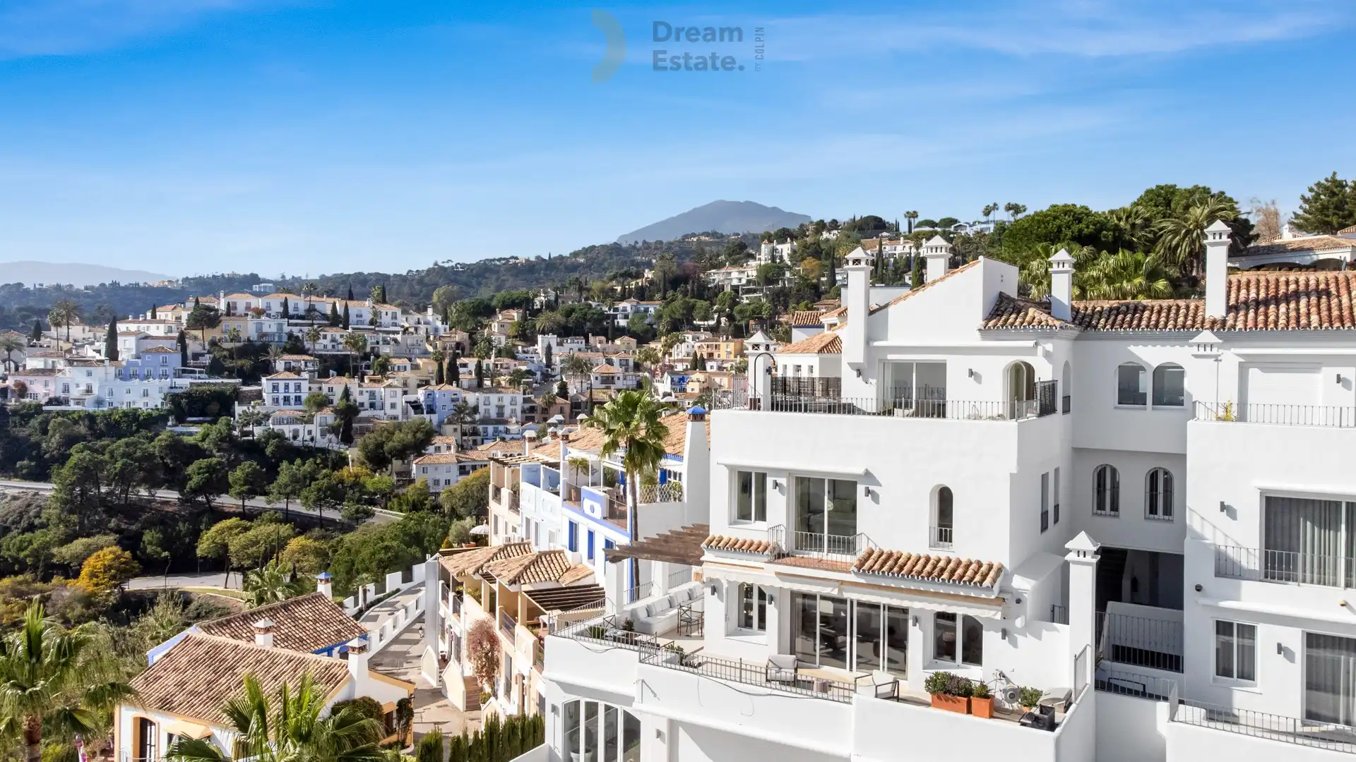 4 Slaapkamer duplex met adembenemende uitzichten te Las Colinas, Benahavís. foto 30