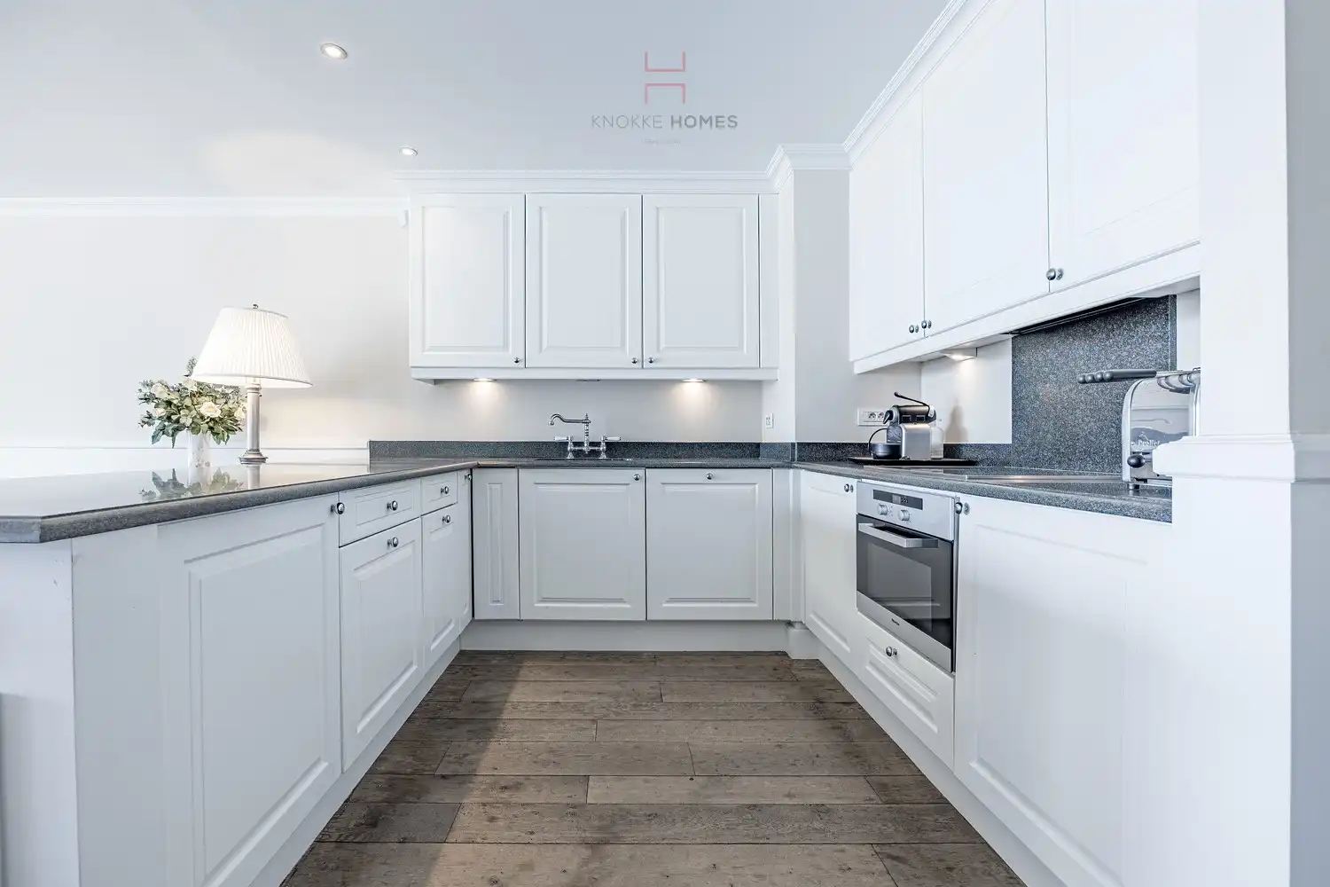 Gemeubeld appartement met frontaal zicht over het Van Bunnenplein en de zee. foto 8