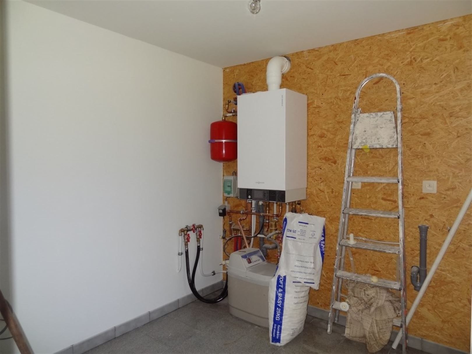 Gerenoveerde woning met 2 slaapkamers, garage en tuin. foto 8