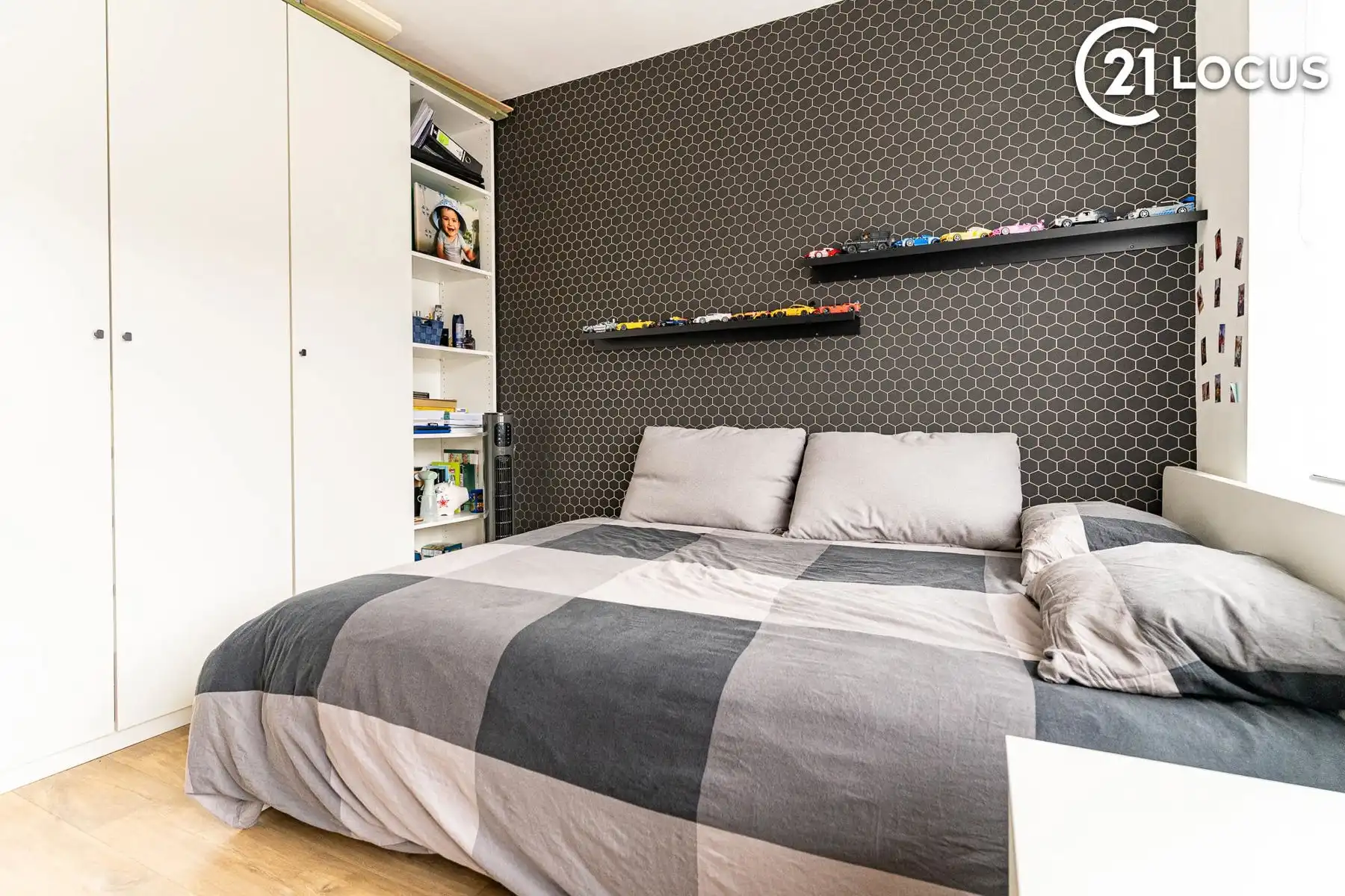 Lichtrijke woning met ruime leefkeuken en garage foto 12