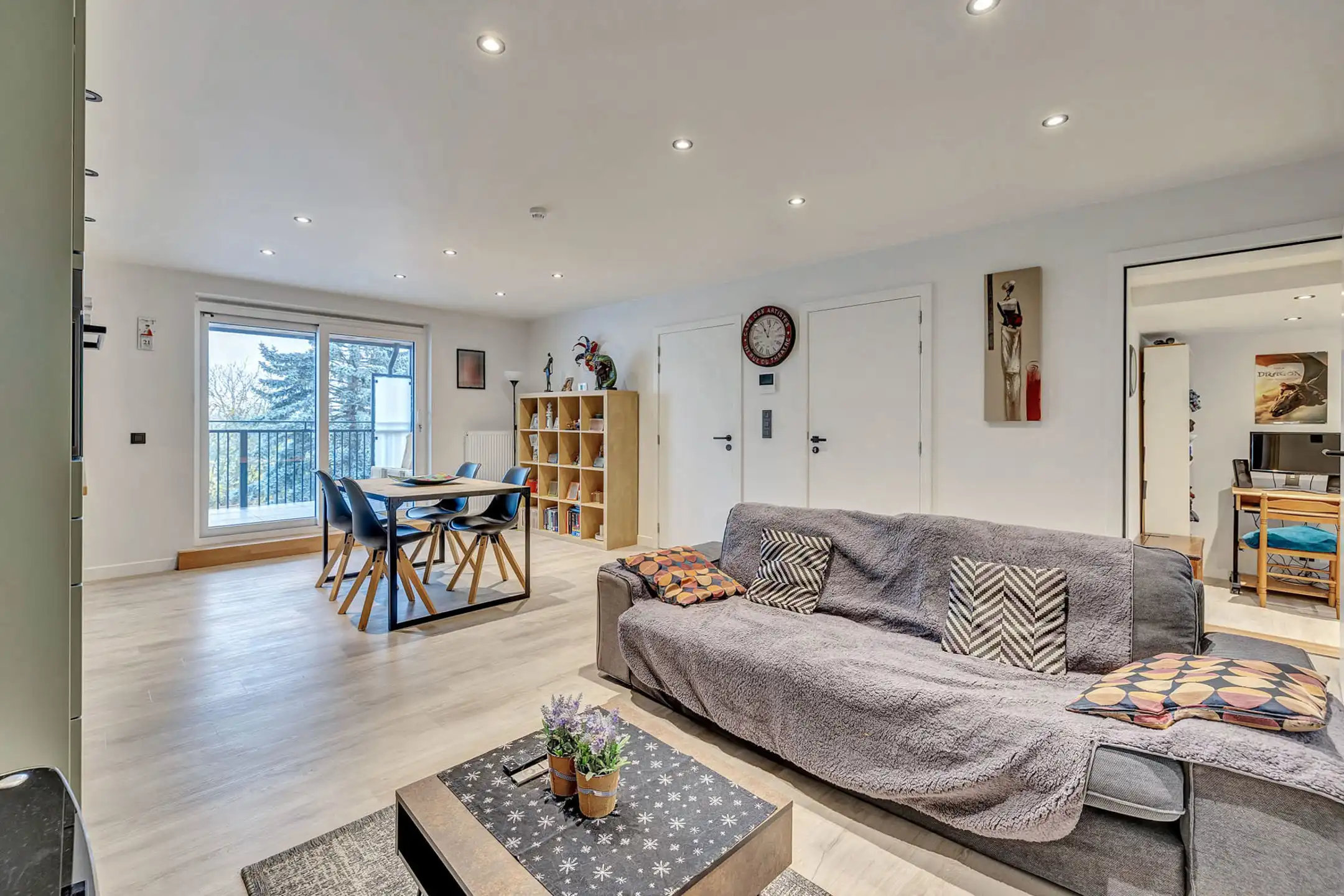 Gerenoveerd appartement met 2 ruime slaapkamers foto {{pictureIndex}}