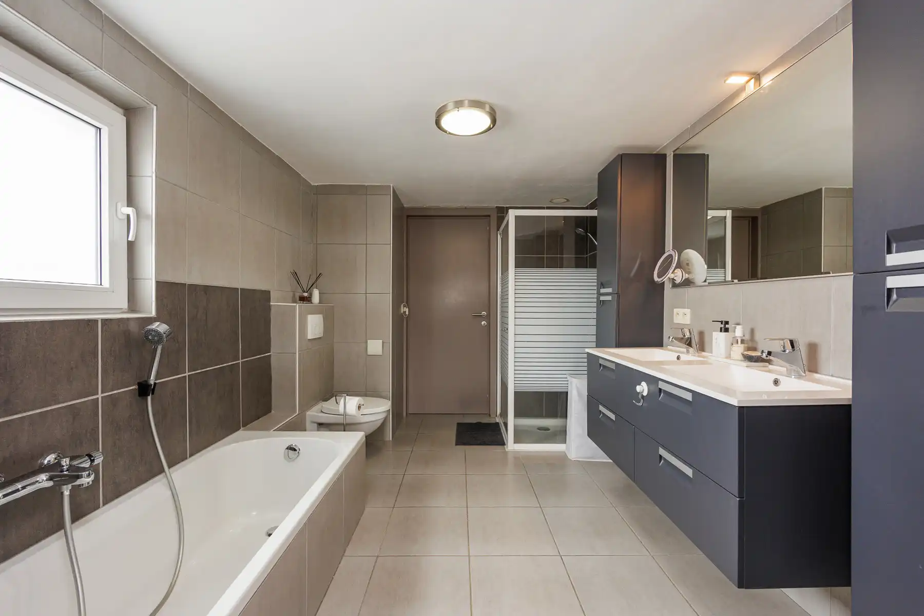 Gezinswoning met 3 slaapkamers en stadskoer met toegangspoort, gelegen binnen de ring van Turnhout. foto 14