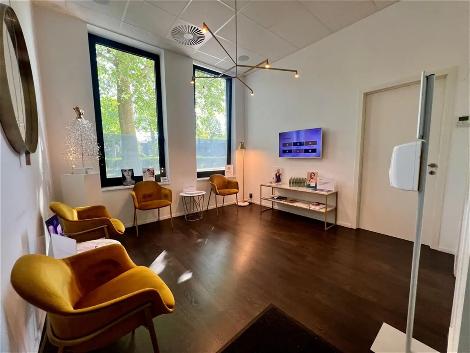 Modern gelijkvloerskantoor-/praktijkruimte te huur langs de Coupure foto 3