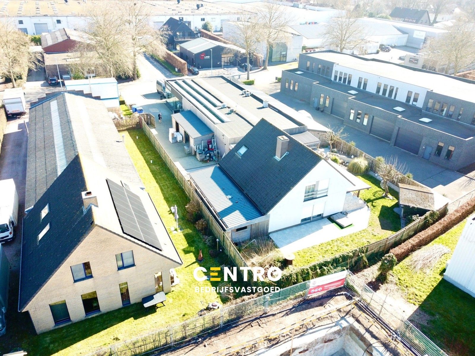 BEDRIJFSPAND te koop op AAA-locatie! Verwarmd MAGAZIJN/TOONZAAL met burelen en instapklare WONING te Brugge (Sint-Michiels). foto {{pictureIndex}}