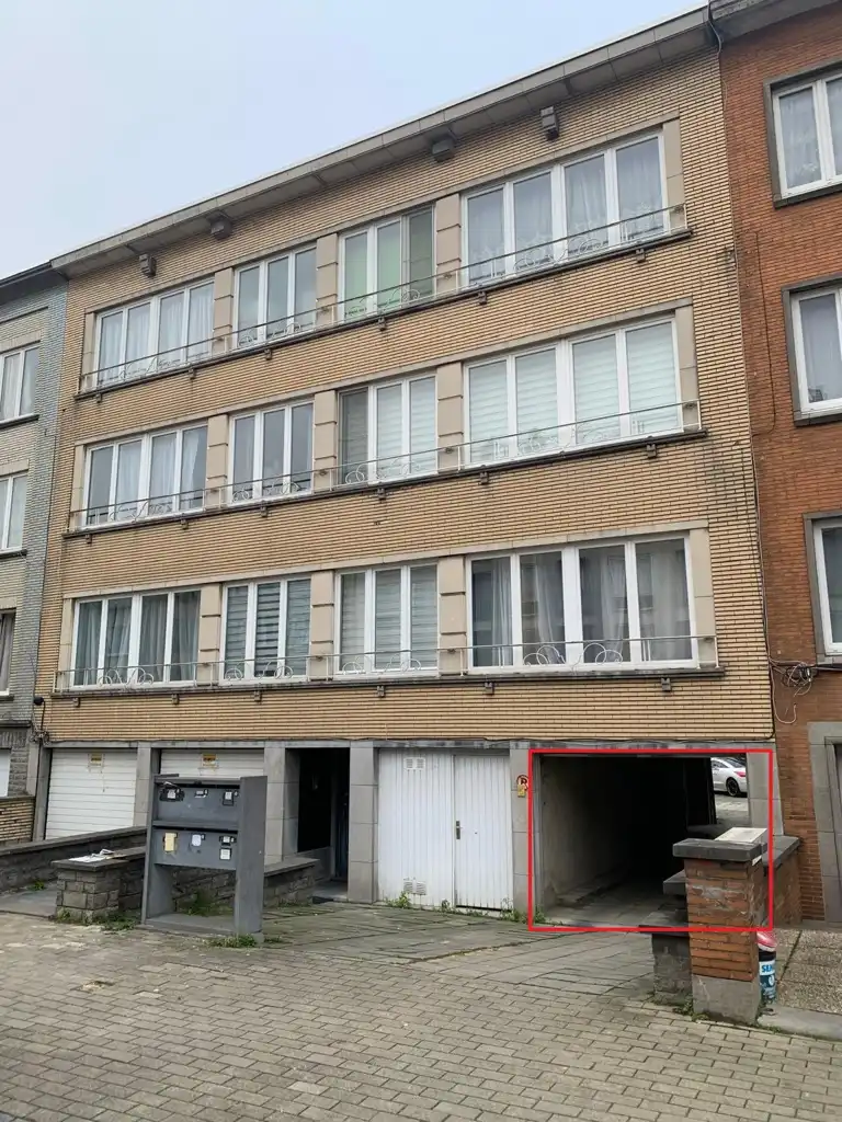 Uitstekend gelegen, gesloten garagebox van 20 m te Zellik foto {{pictureIndex}}