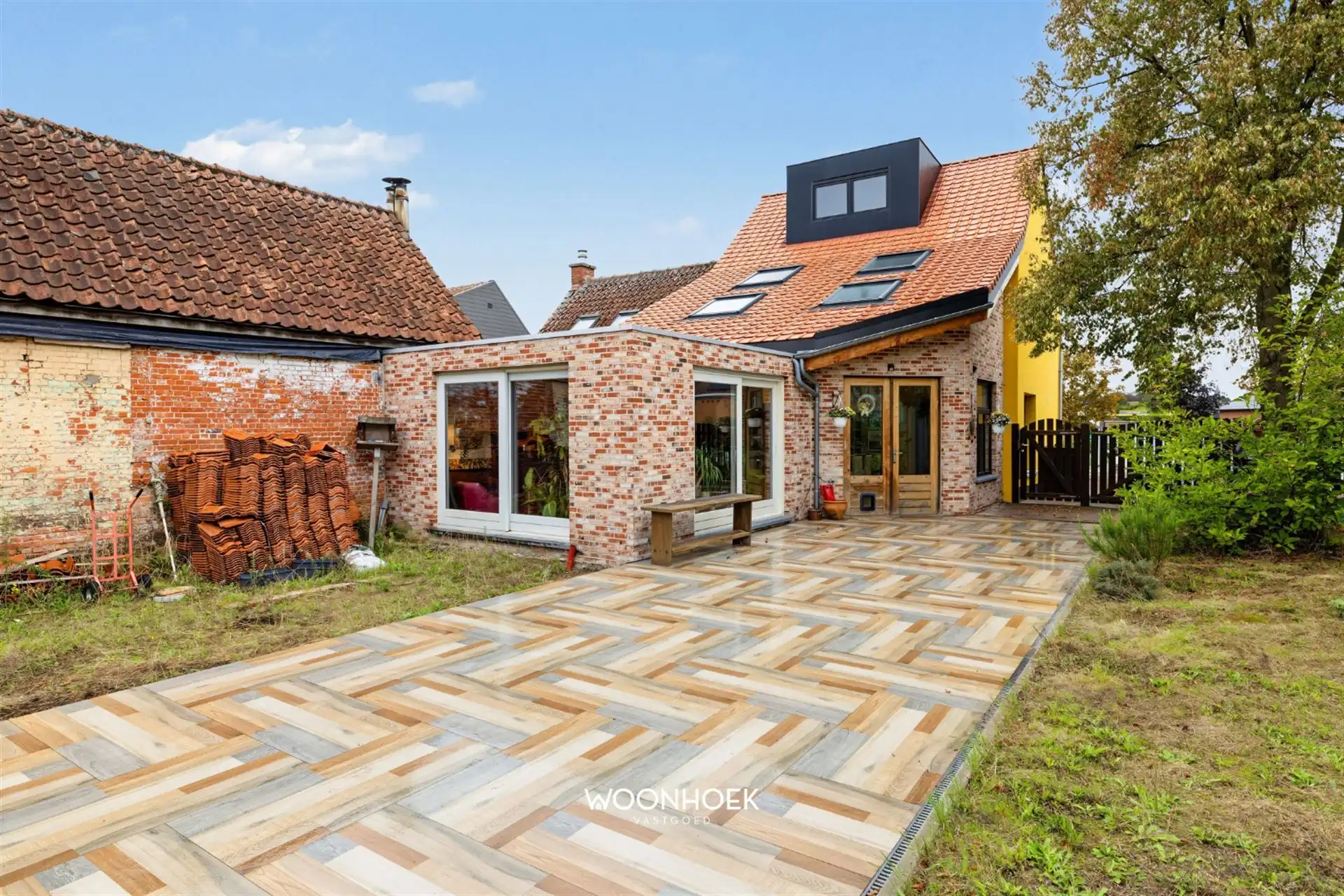 Halfopen bebouwing op een royaal perceel van 1.595 M² foto 3