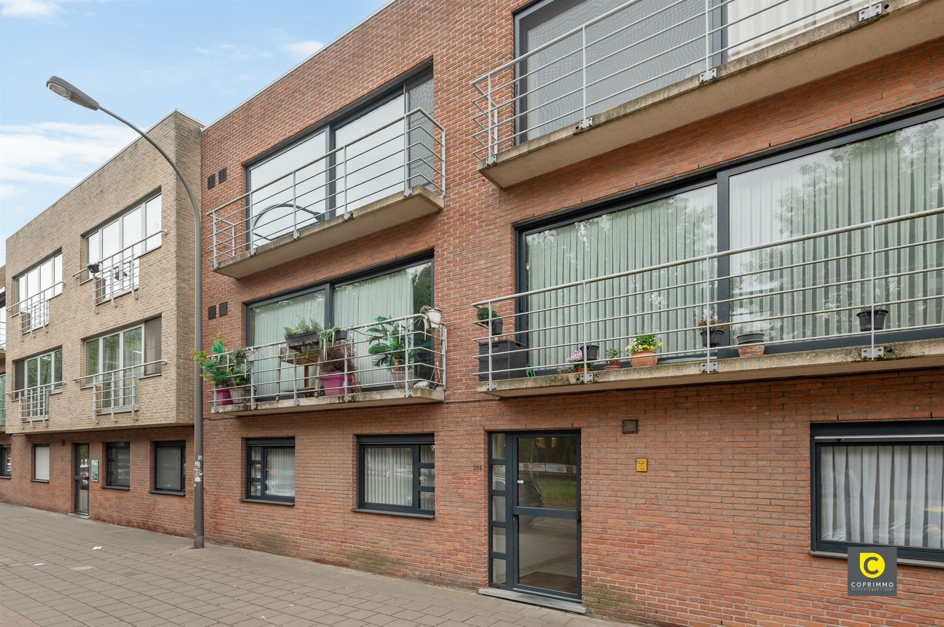 Gelijkvloers app met 2 slpk, tuin en garagebox foto {{pictureIndex}}