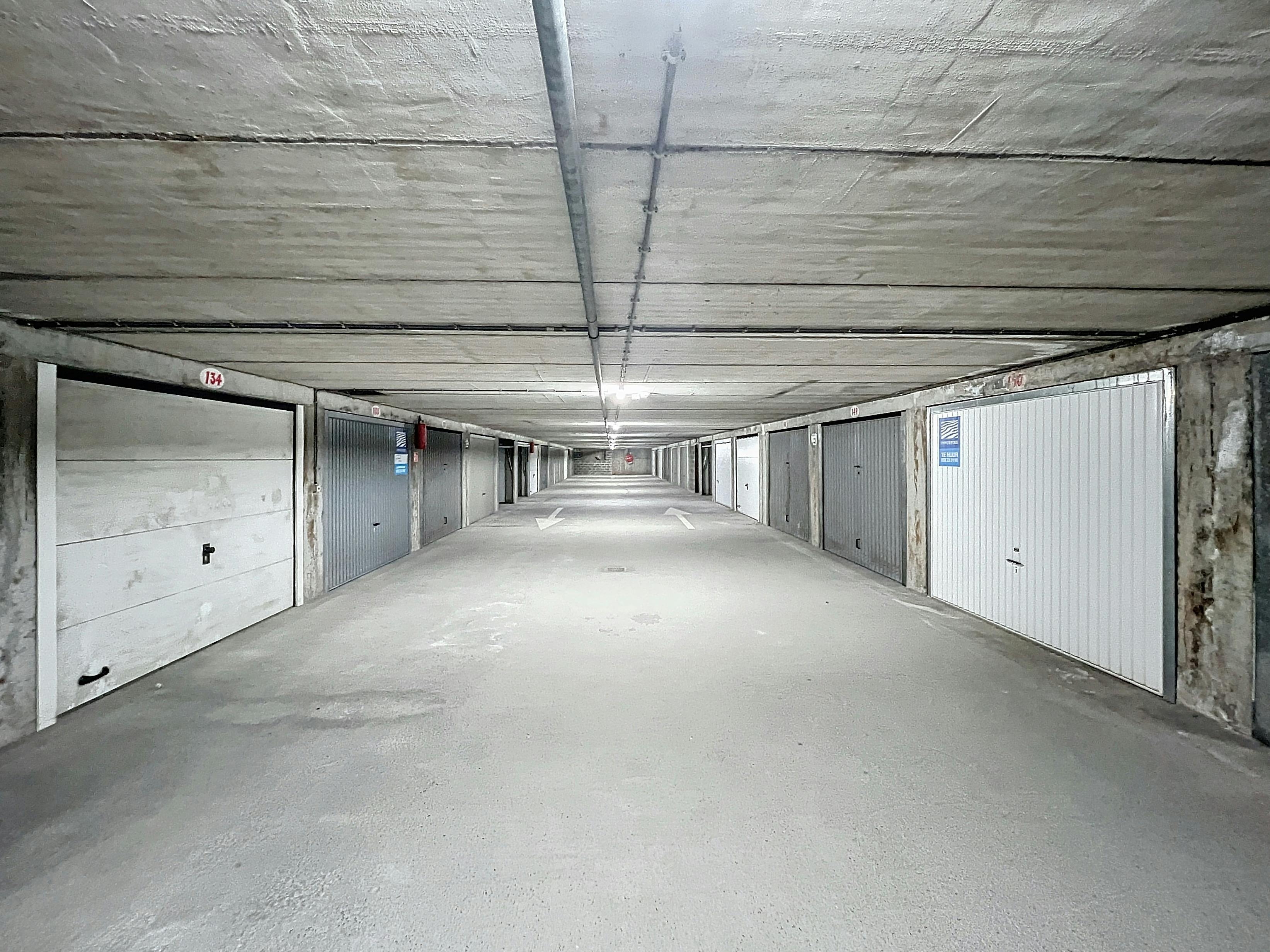 Garagebox te koop op het Hendrikaplein foto 4