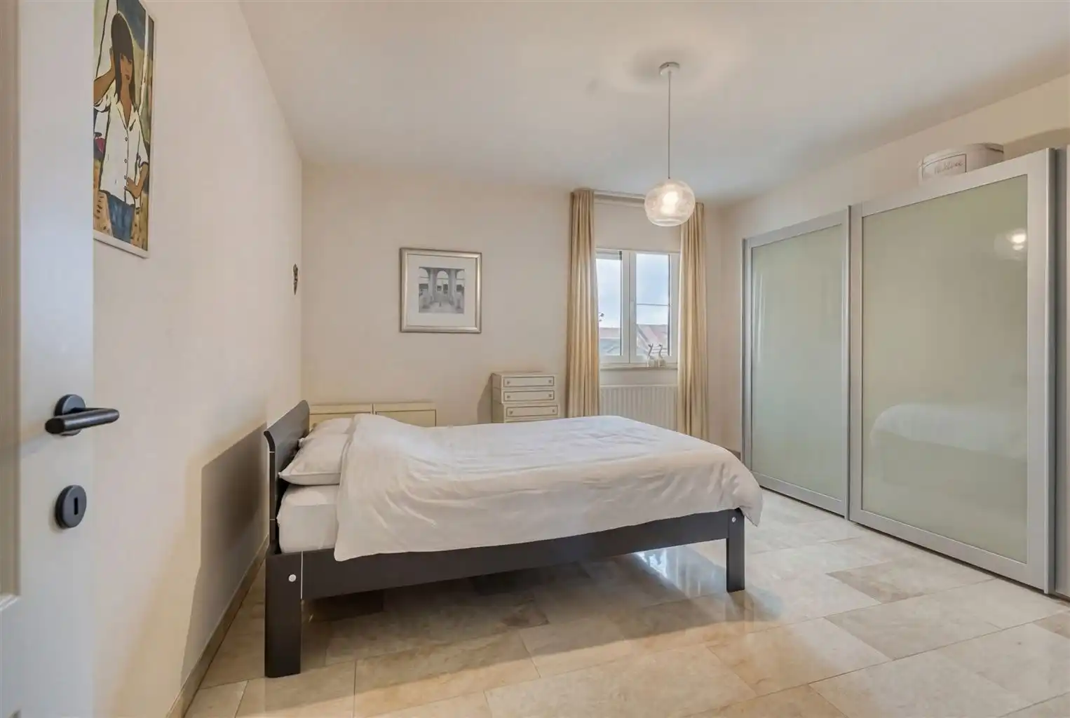 Prachtig, uitzonderlijk ruim appartement met 2 slaapkamers, 2 terrassen en inpandige garagebox, gelegen nabij het centrum van Maaseik. foto 17