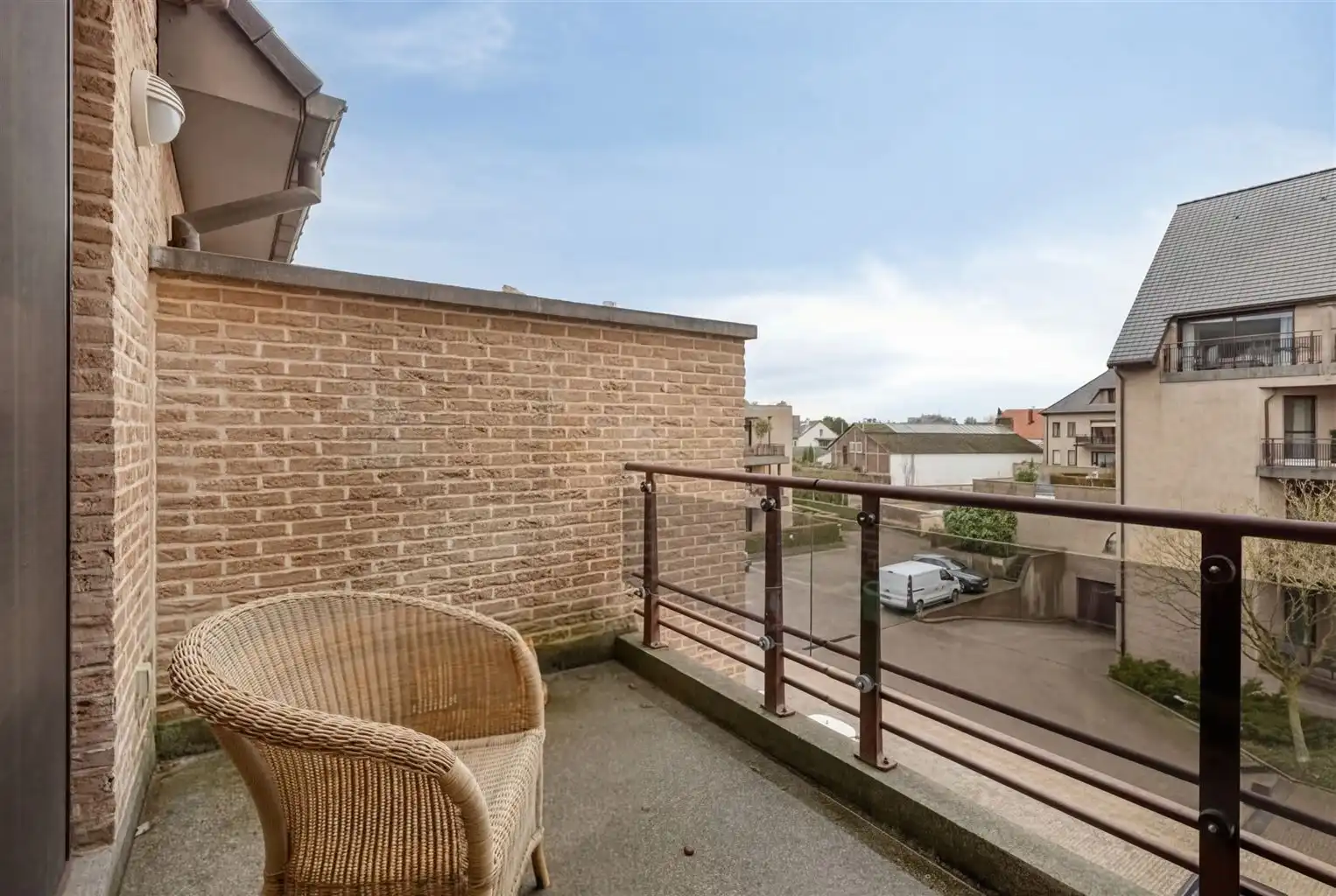 Prachtig, uitzonderlijk ruim appartement met 2 slaapkamers, 2 terrassen en inpandige garagebox, gelegen nabij het centrum van Maaseik. foto 17