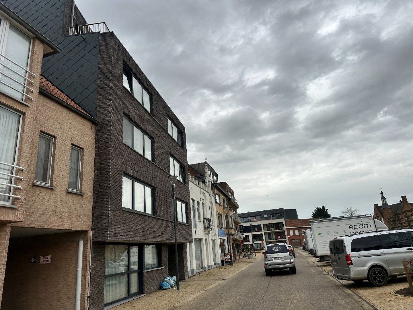 Nieuwbouwappartement met 2 slaapkamers op de Markt in Houthulst foto {{pictureIndex}}