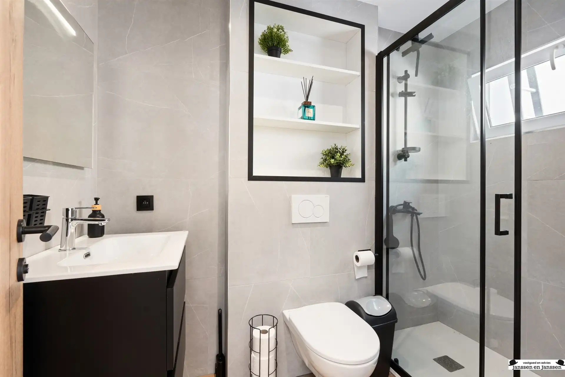 Uitzonderlijk ruime, energetische en gerenoveerde woning! foto 8