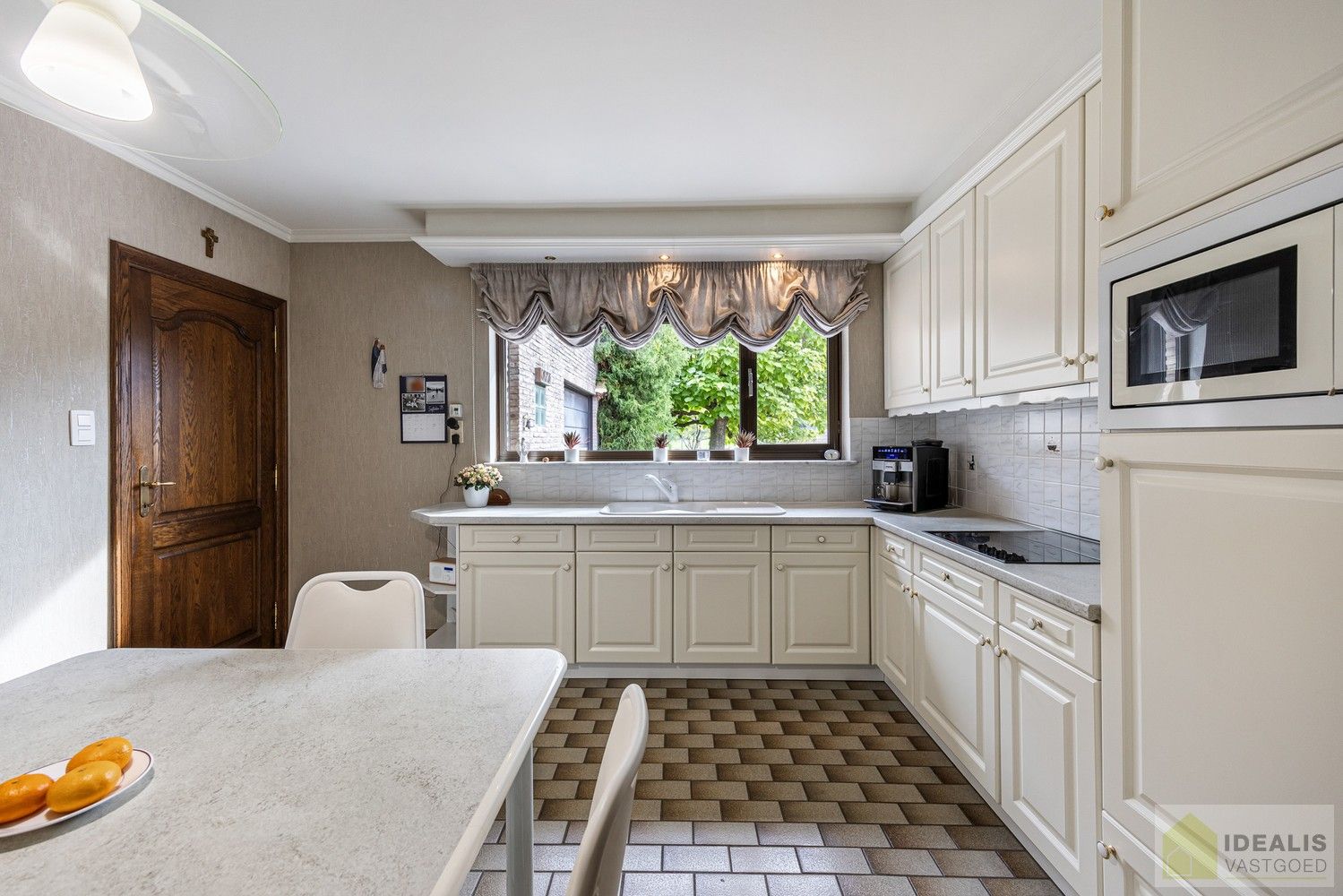 IDEALIS VASTGOED – PERFECT ONDERHOUDEN, INSTAPKLARE WONING +- 175M², MET MAAR LIEFST 4 SLAAPKAMERS, HEERLIJK LICHTRIJKE WOONKAMER EN DUBBELE GARAGE OP EEN PRACHTIG GROEN EN RUIM PERCEEL VAN 18A 43CA. foto 14