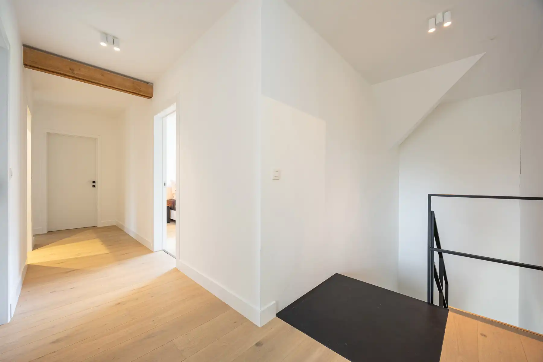 Luxueuze vernieuwbouwvilla met high-end afwerking foto 12