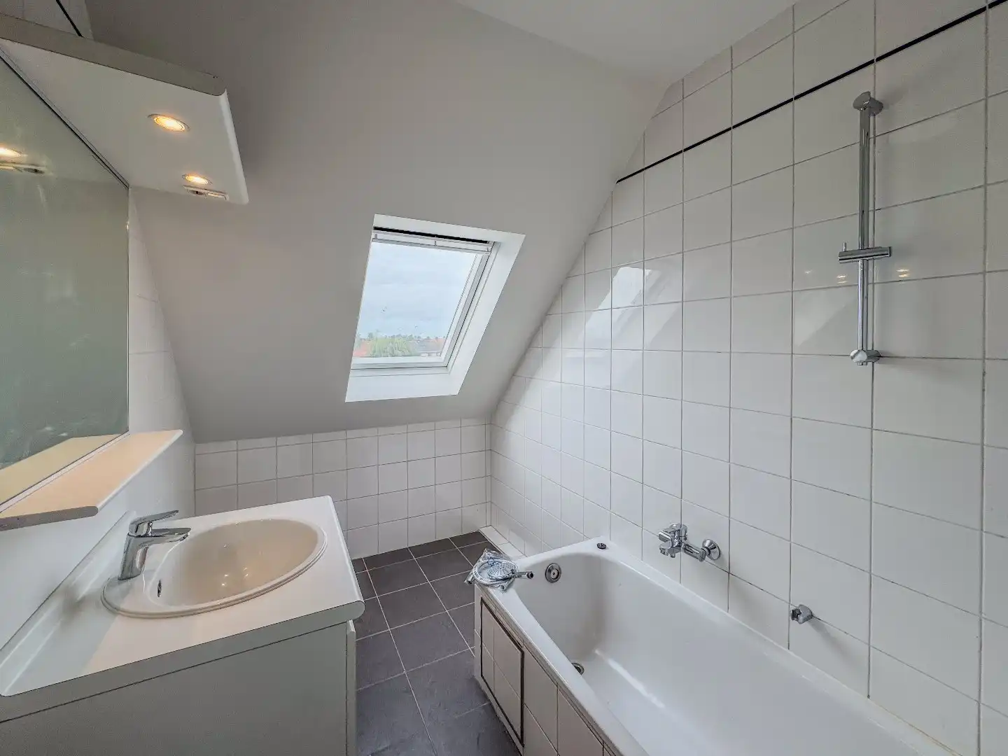 Ruim appartement met 2 slaapkamers en ruime garage. foto 5