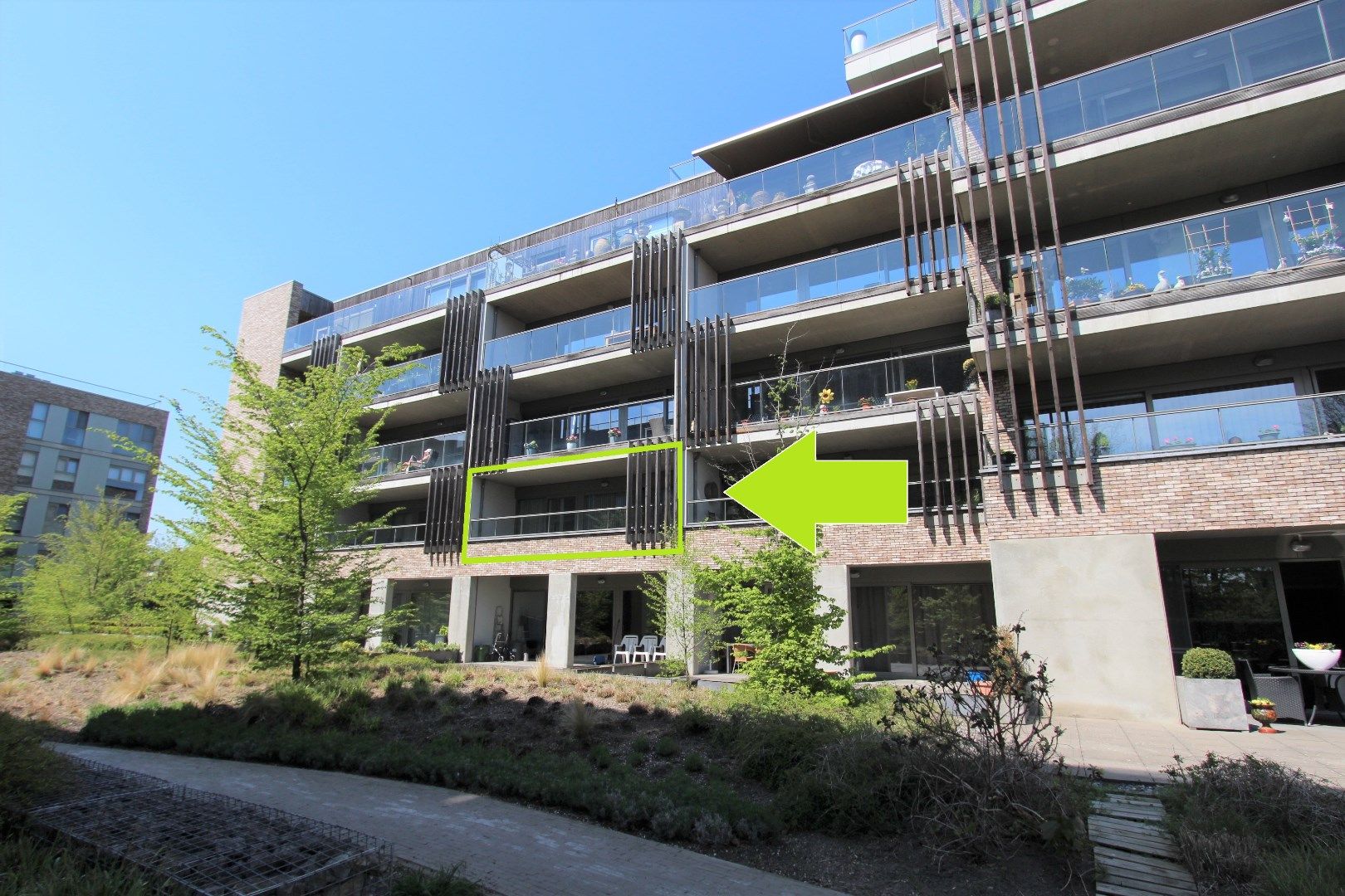RUIM APPARTEMENT MET GROOT TERRAS EN GARAGE  foto {{pictureIndex}}