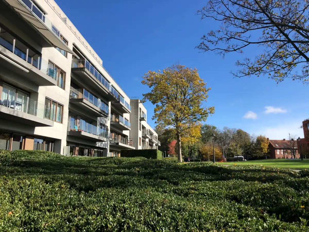 LUXE APPARTEMENT + zeer riant zongericht terras, dubbele garage & (wijn)kelder foto 3