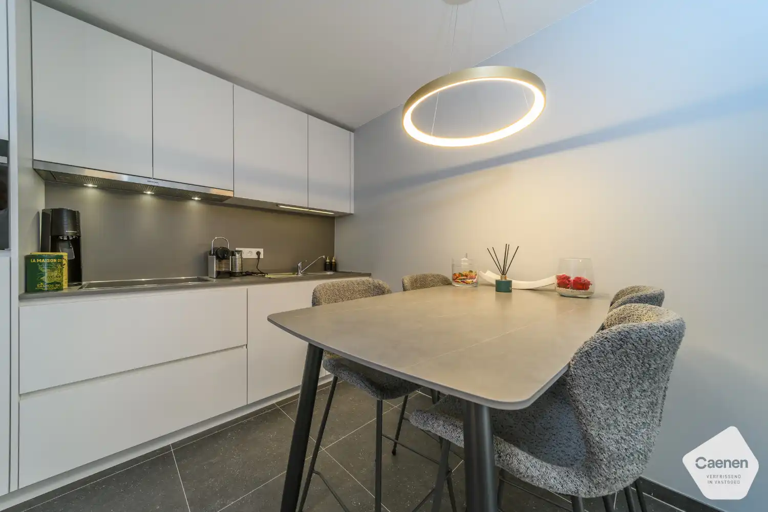 Instapklare, gemeubelde studio met fantastisch zeezicht in recente residentie foto 4