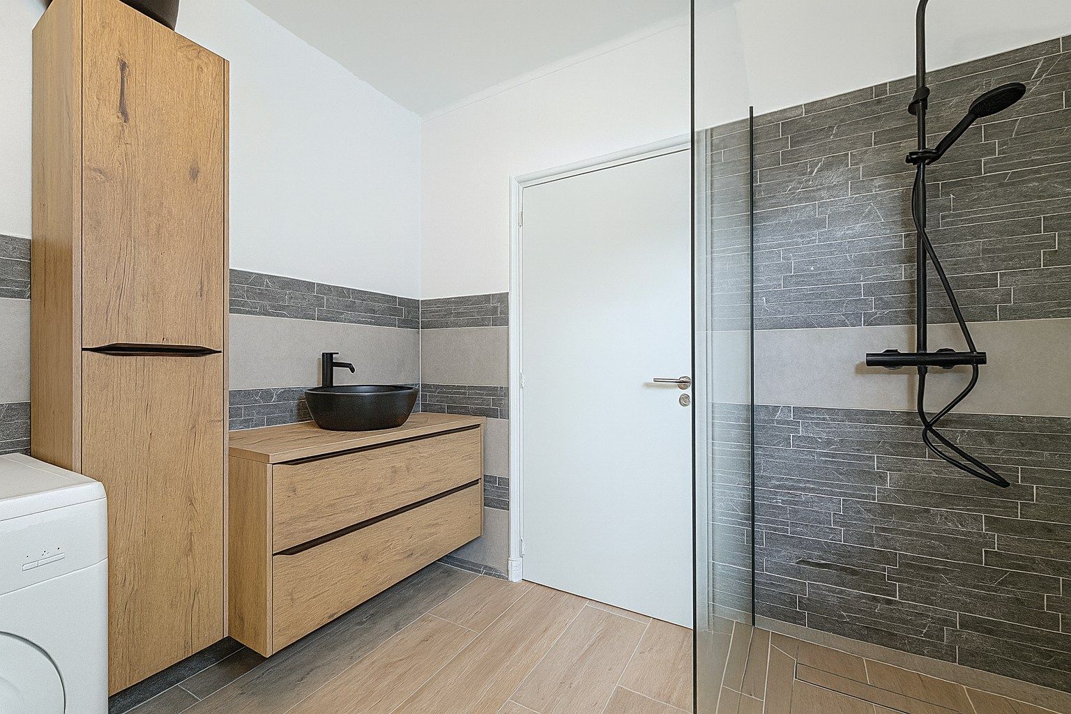 Gerenoveerde half vrijstaande woning met royale tuin en dubbele garage. foto 22