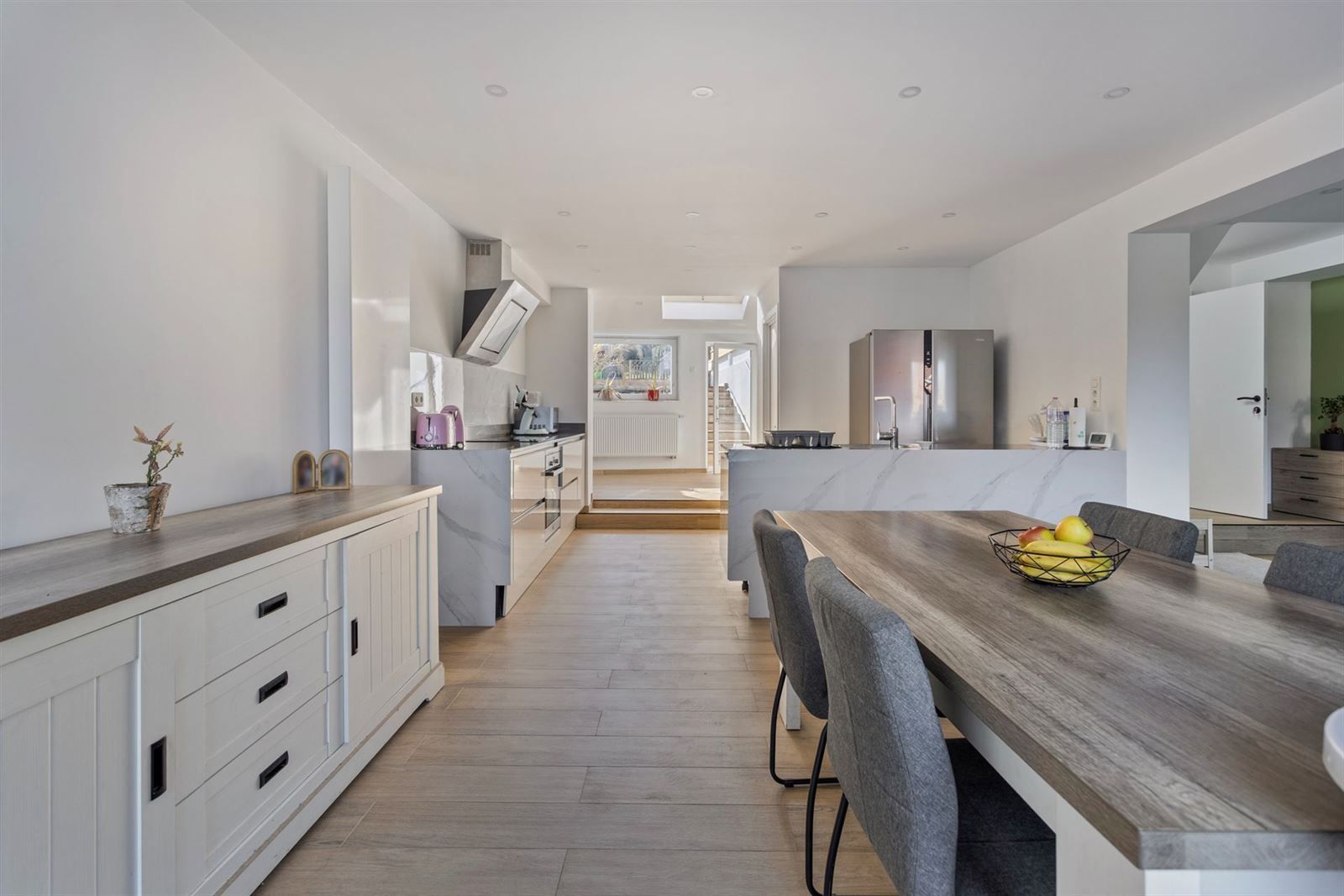 Volledig gerenoveerde woning met 3 slaapkamers, garage en prachtige tuin foto 6
