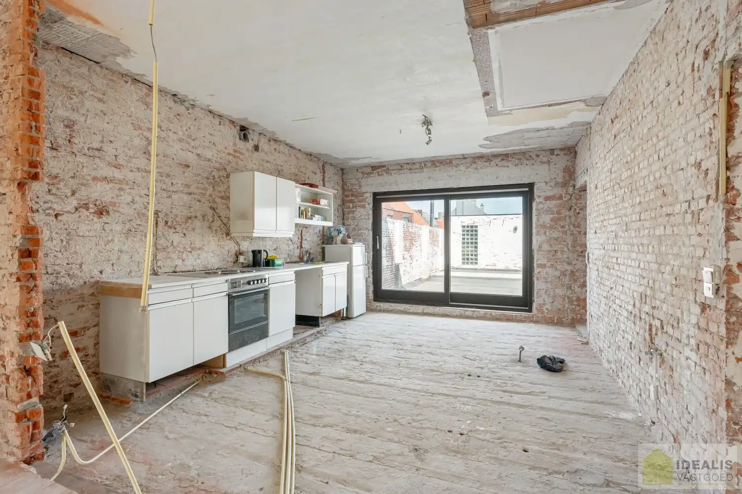 Ruim opgezet, klassevol en naar wens af te werken/ in te richten pand met winkel/kantoorruimte én uiterst ruim appartement met maar liefst 4 slaapkamers foto 12