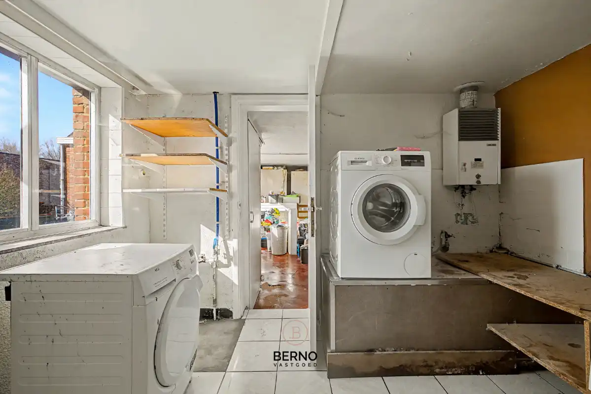 Te renoveren gezinswoning met uitgestrekte tuin en opslagplaats. foto 10