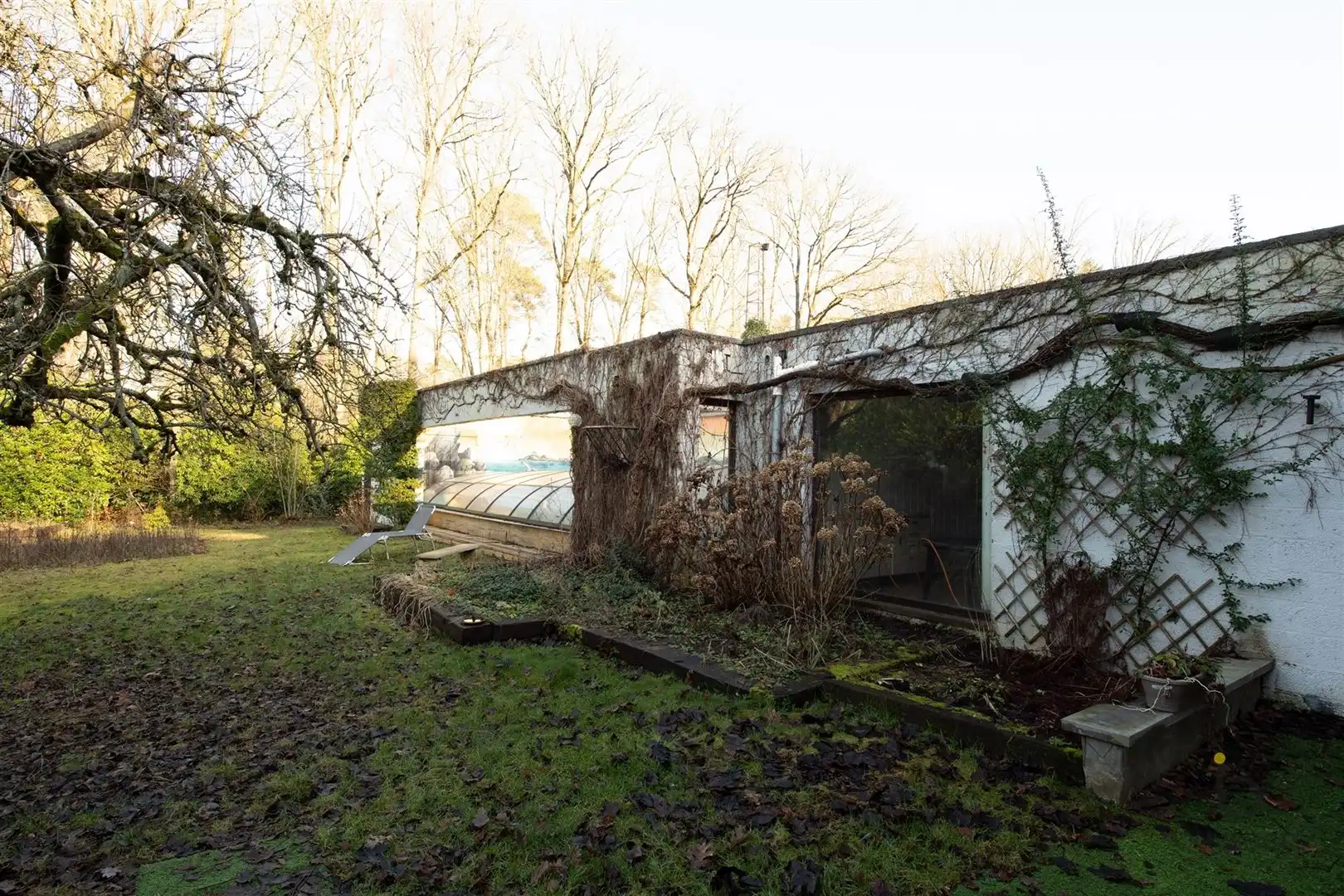 Veel renovatiepotentieel in ruime rustig gelegen familiewoning midden in het groen! foto 44