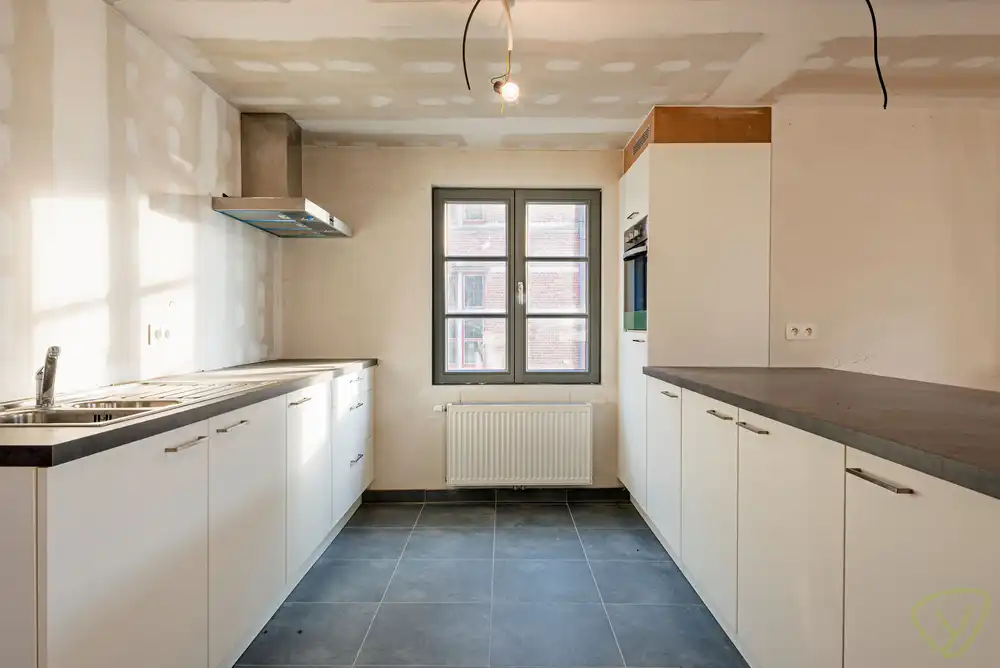 Uitzonderlijk en volledig vernieuwd duplex-appartement gelegen op de Markt van Eeklo! foto 6
