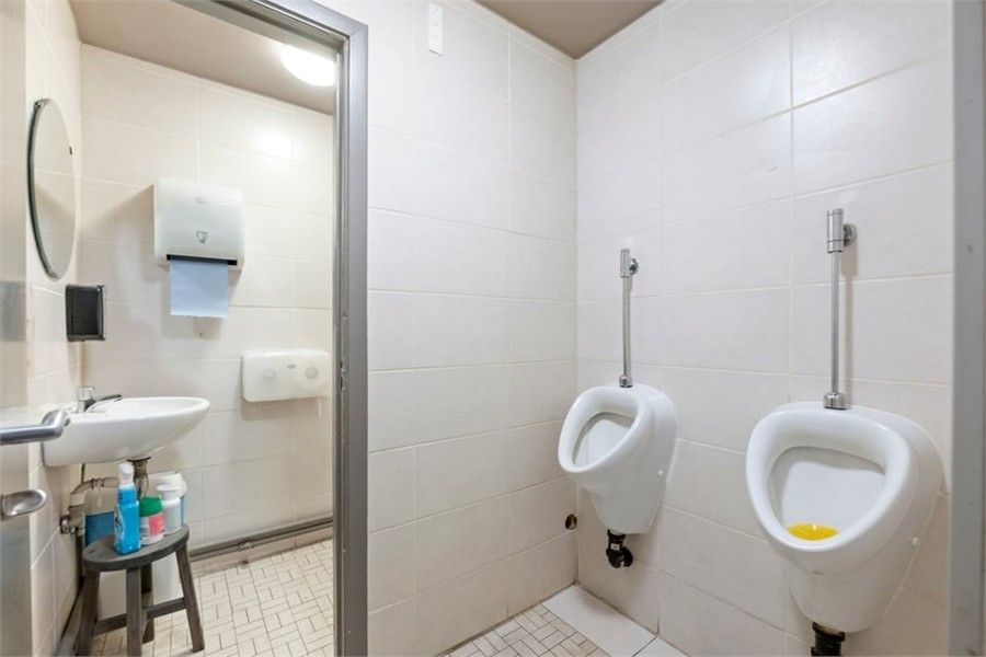 HANDELSHUIS MET PARKING OP EEN TOPLOCATIE IN LINTER foto 13