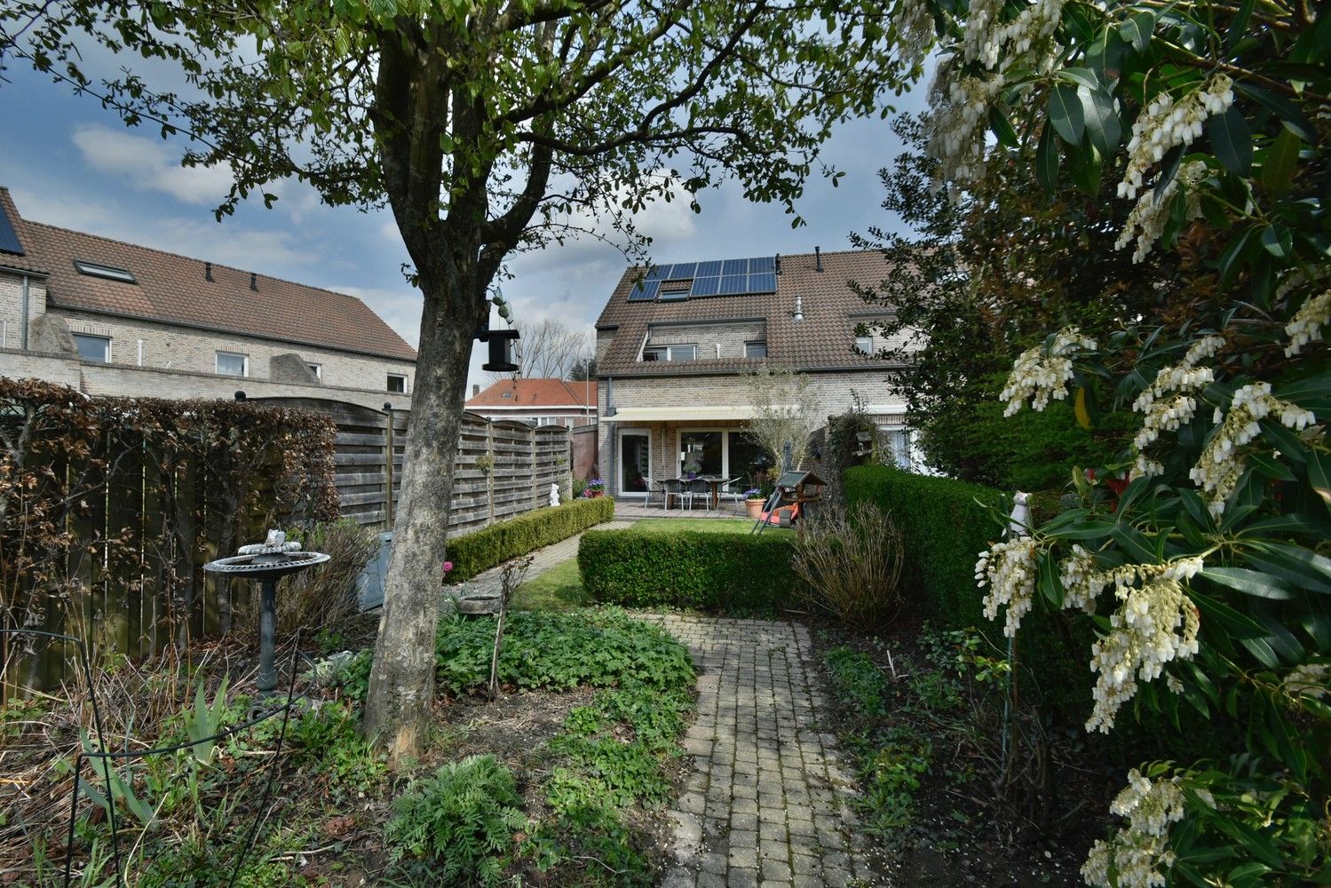 Halfvrijstaande ruime gezinswoning met 5 slaapkamers, zonnepanelen en zonnige stadstuin vlakbij Maastricht foto 4