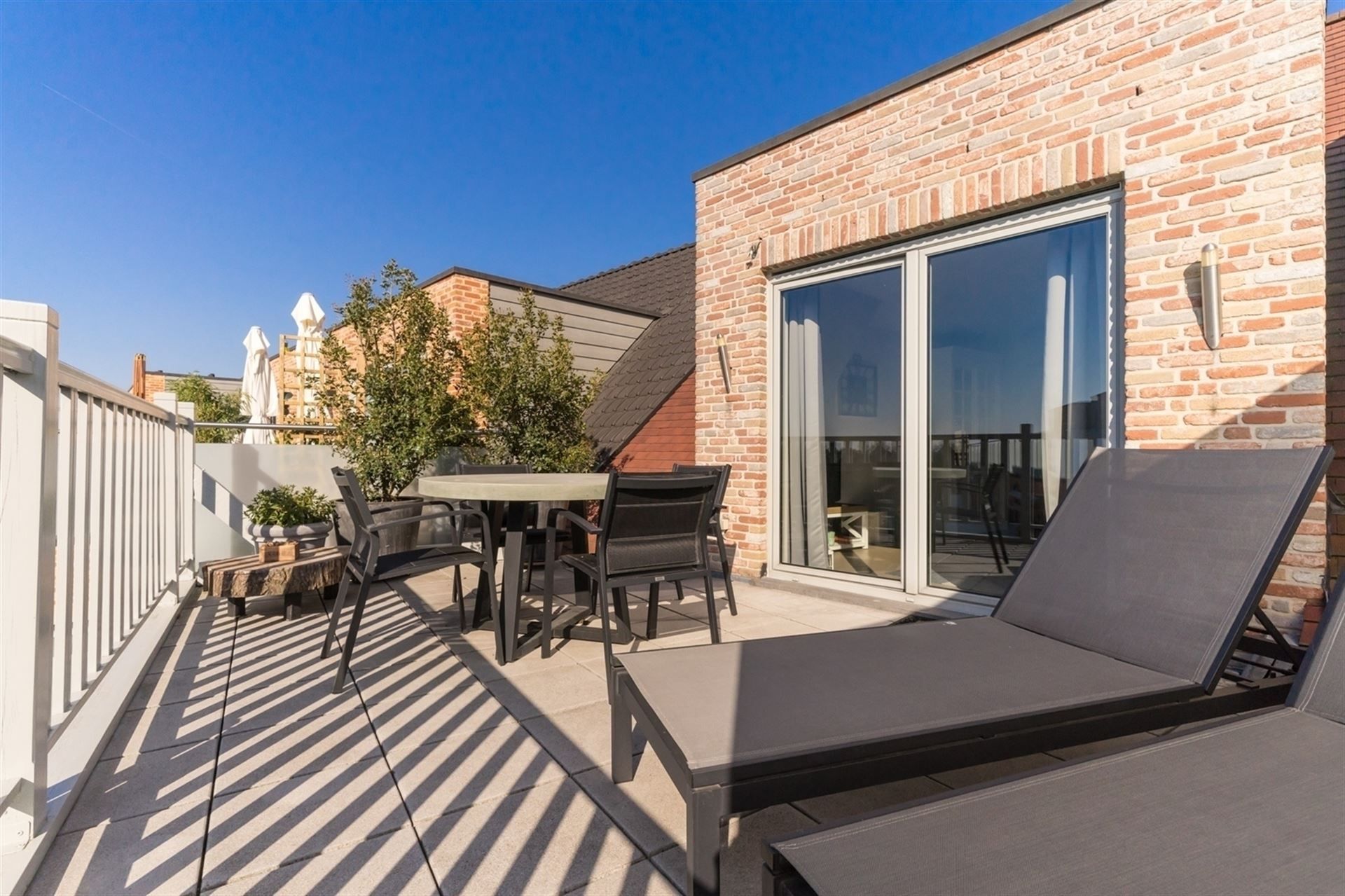 Prachtige penthouse met 2 slpk., groot zonneterras & autostaanplaats. foto {{pictureIndex}}