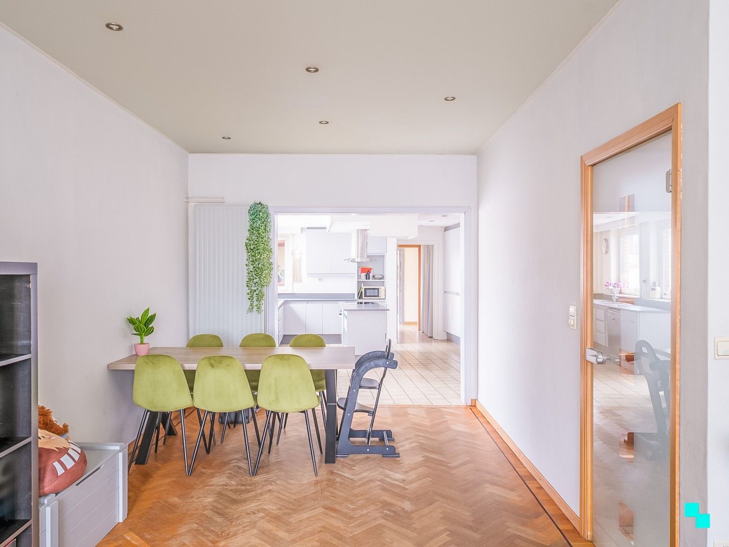 Charmante woning met vijf slaapkamers en inpandige garage te Merelbeke foto 7