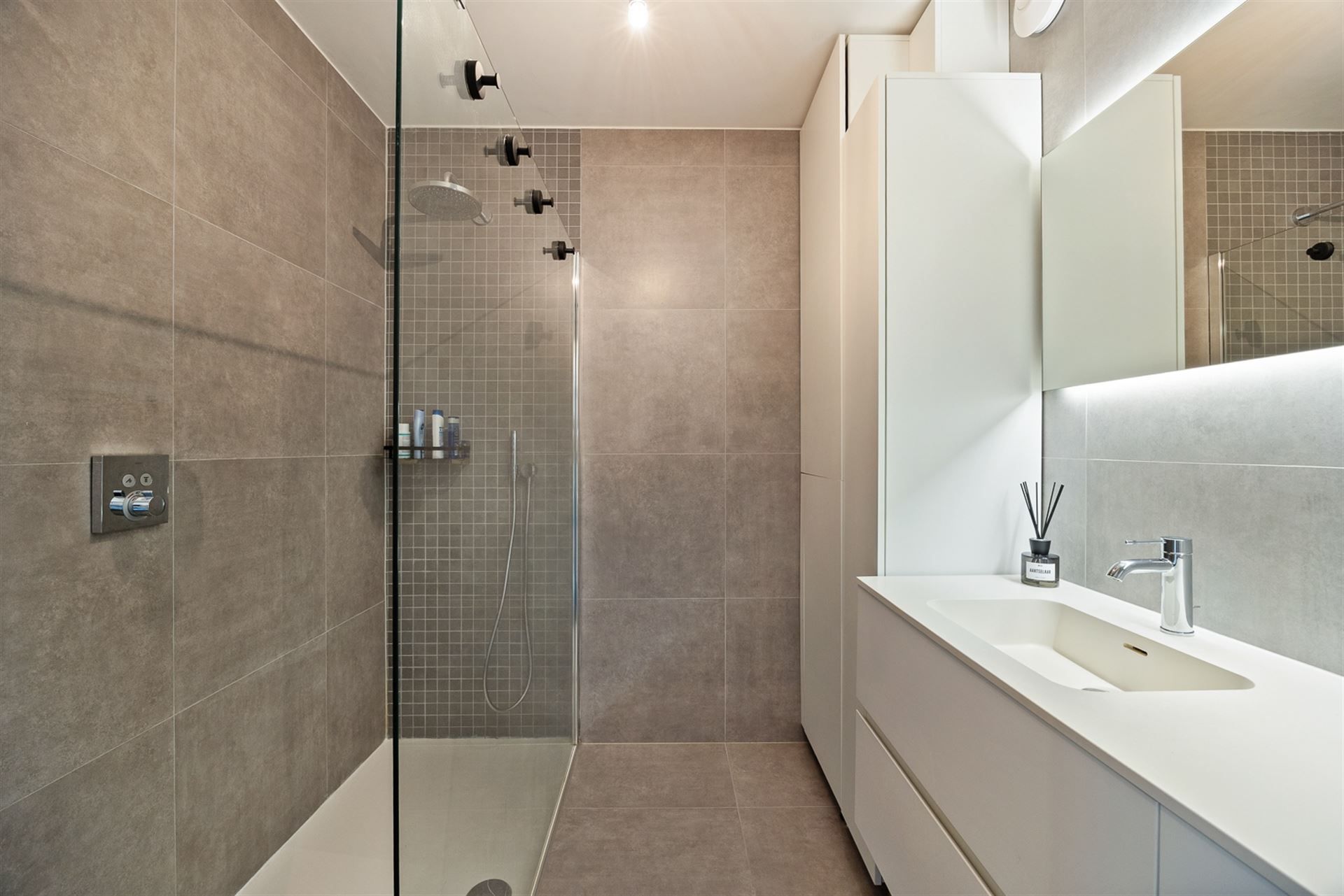 Instapklaar Appartement met 2 Slaapkamers, Terras en Garage foto 13